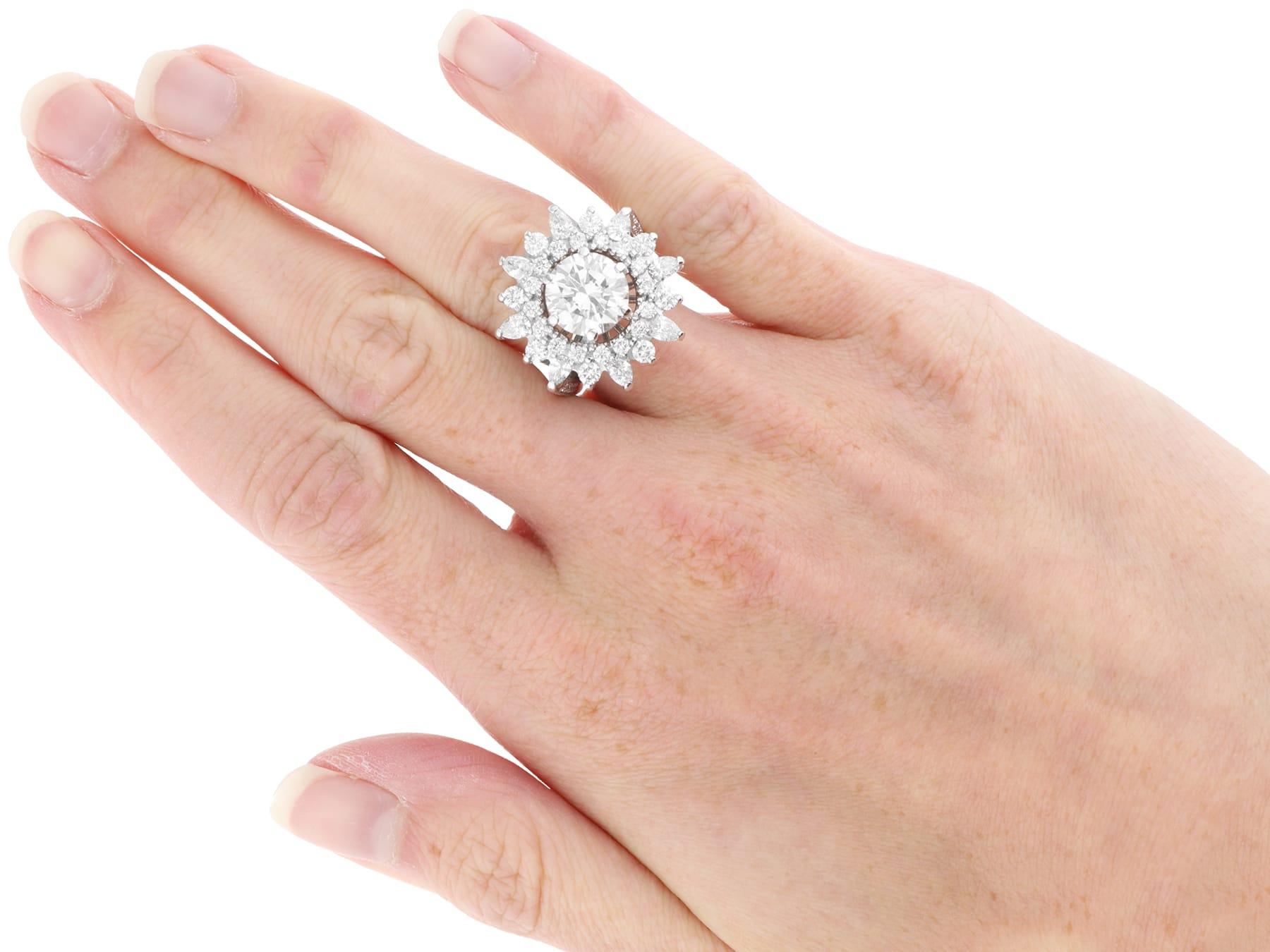 Anillo vintage en racimo de diamantes y platino de 5,41 quilates Circa 1990 en venta 4