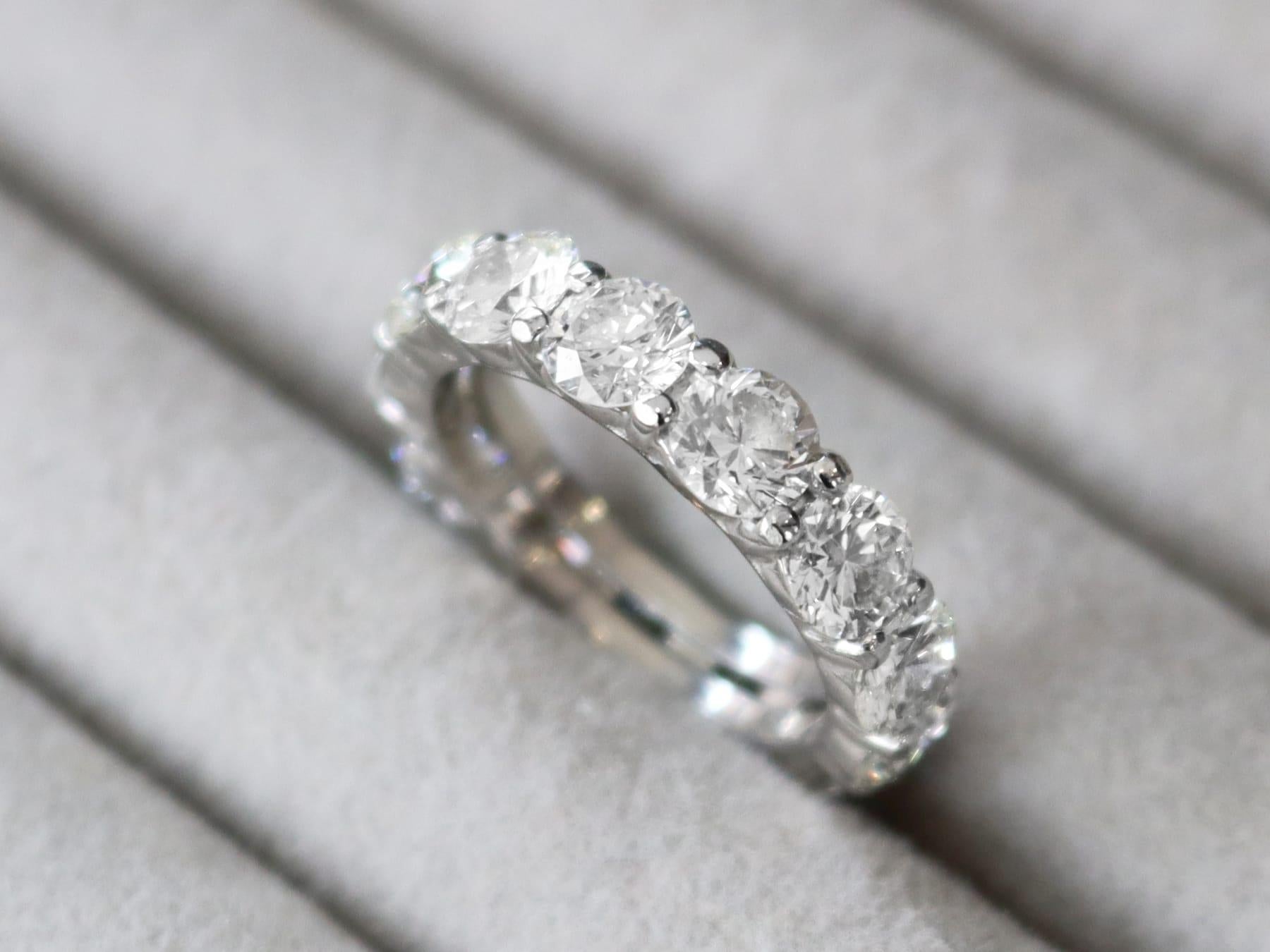 A stunning, fine and impressive vintage 1980s 5.46 carat diamond and 10 karat white gold full eternity ring; part of our diverse diamond jeweler and estate jewelry collections.

This stunning, fine and impressive vintage full eternity ring has been