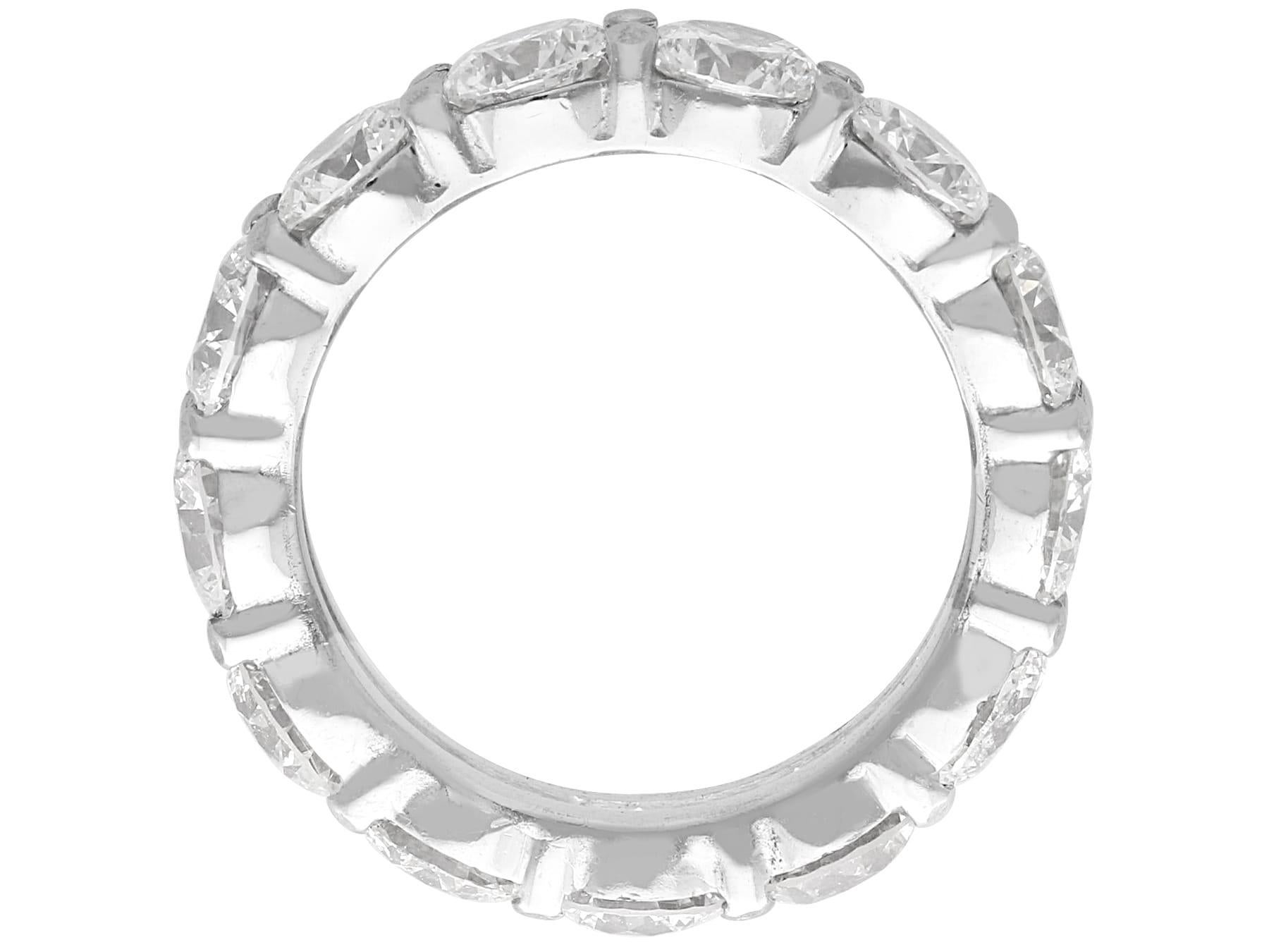 Bague d'éternité / de mariage vintage en or blanc et diamants de 5,46 carats Unisexe en vente