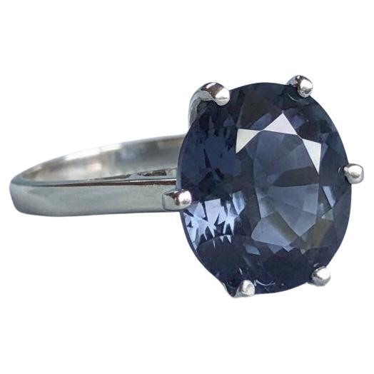 Vintage 5.49 Carat Grayish Violet-Purple Hue Spinel No Heat Ring Solitaire en venta