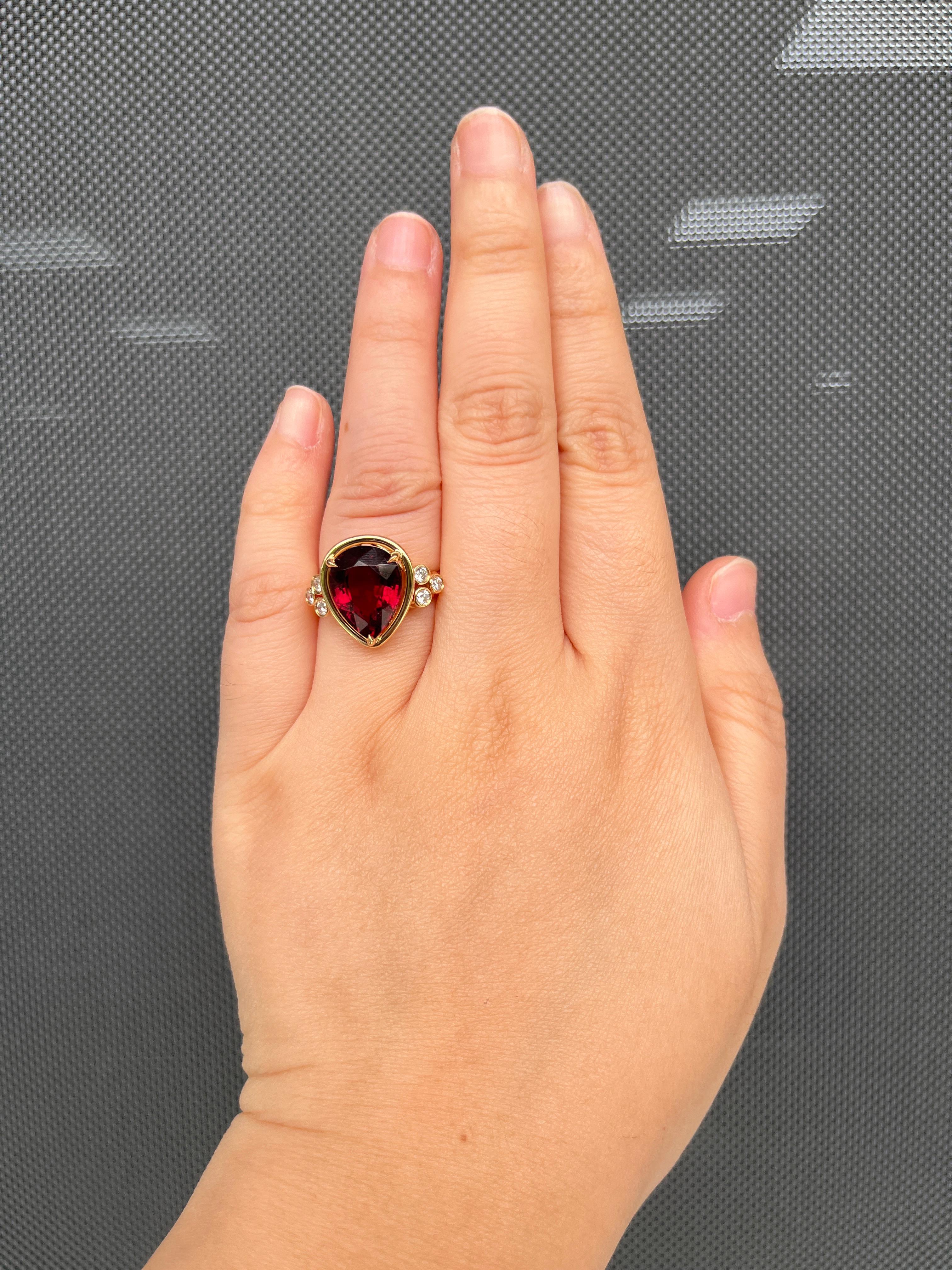 Vintage 5.49 Carat Red Tourmaline Diamond Ring in 18 Karat Yellow Gold For Sale 1