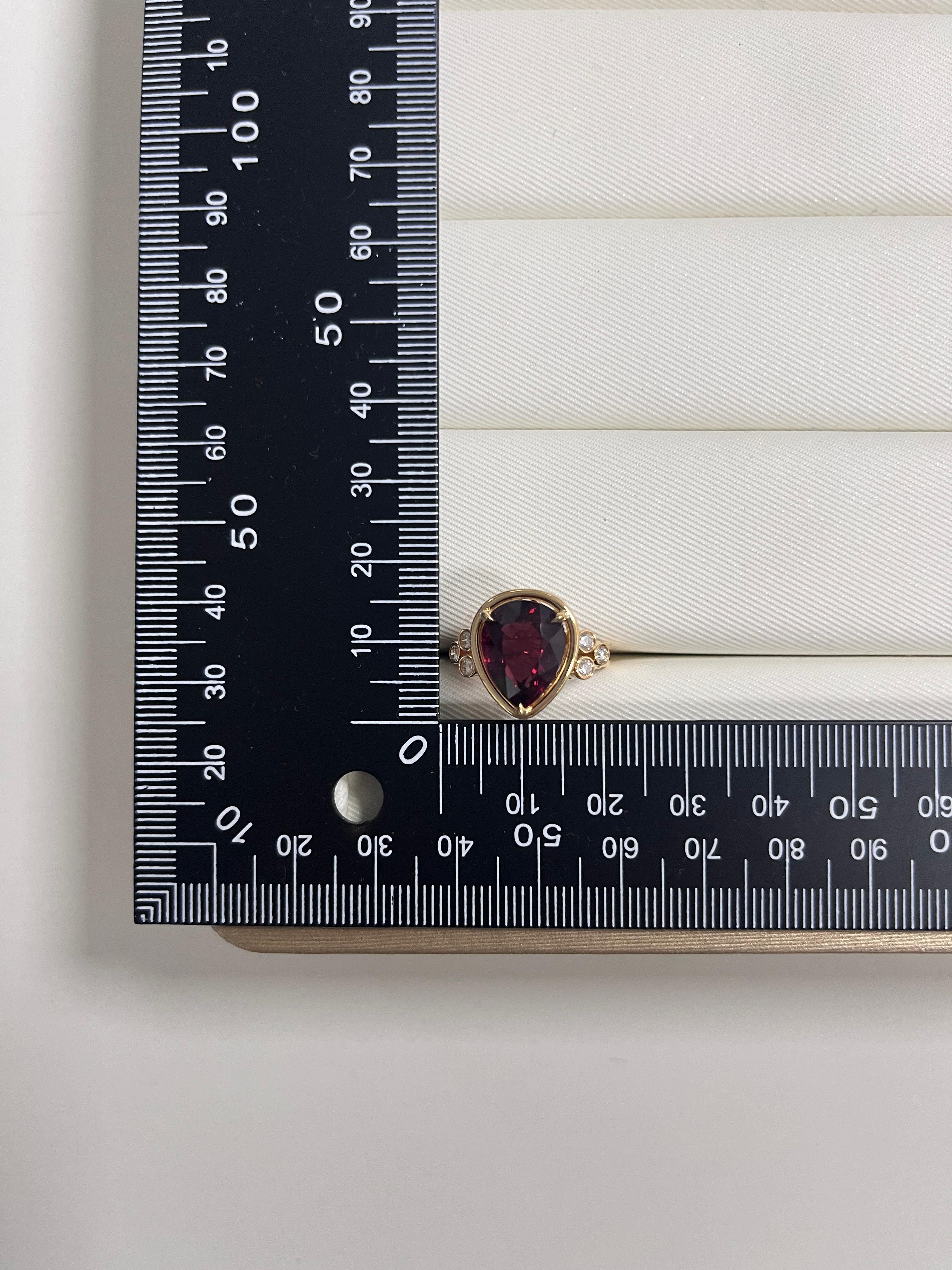 Vintage 5.49 Carat Red Tourmaline Diamond Ring in 18 Karat Yellow Gold For Sale 2