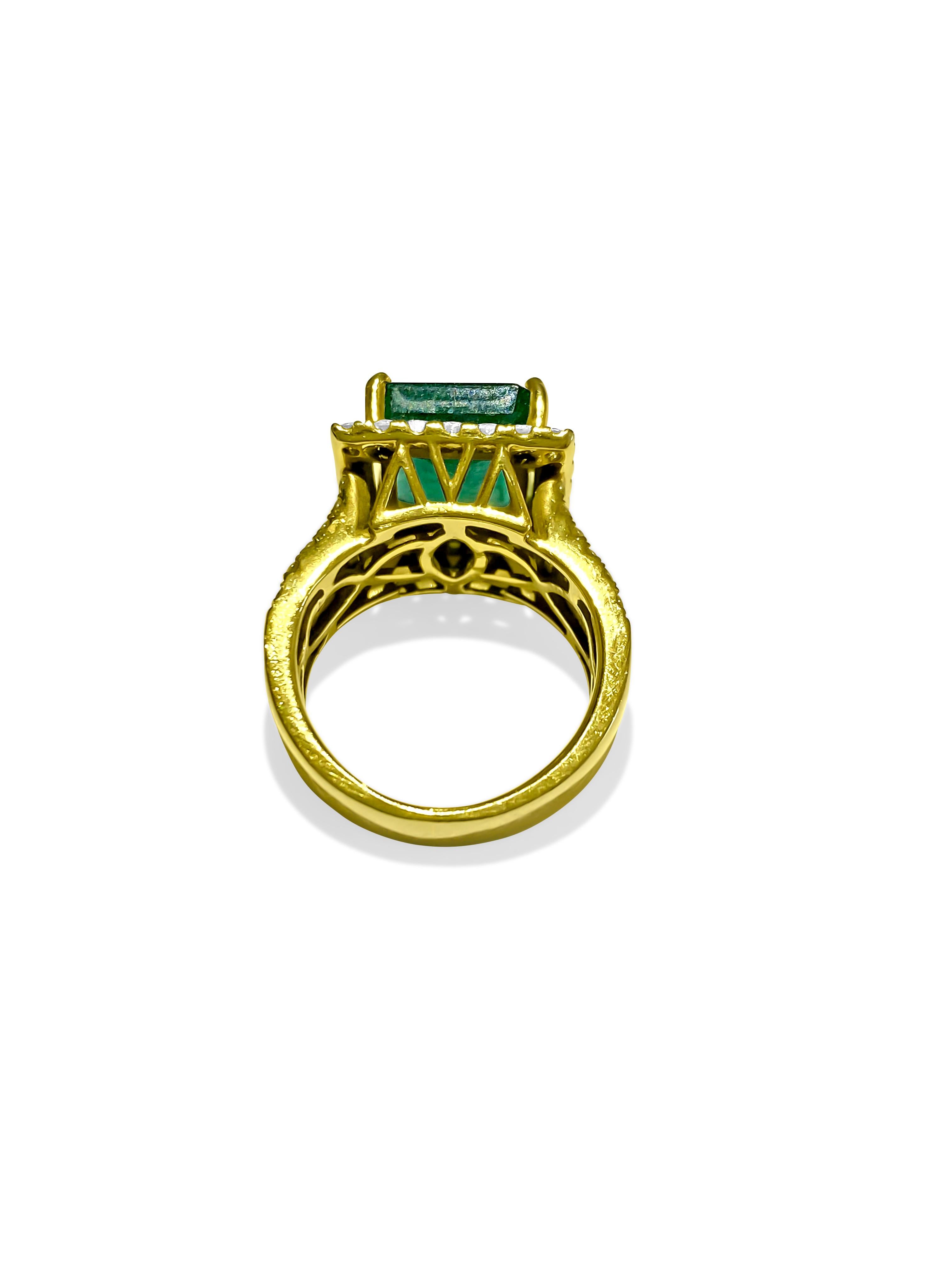 Vintage 5.50 Carat Natural Emerald and Diamond Ring In Excellent Condition For Sale In Miami, FL