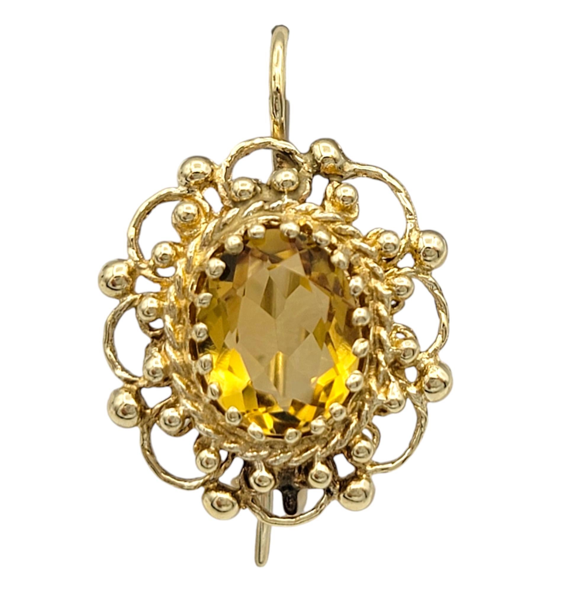 Diese exquisiten Topas-Ohrringe im Ovalschliff strahlen zeitlose Eleganz aus. Sie sind in eine filigrane Fassung eingebettet, die einen Hauch von raffinierter Raffinesse ausstrahlt. Jeder Topas-Edelstein mit seinem lebhaften Goldton fängt das Licht
