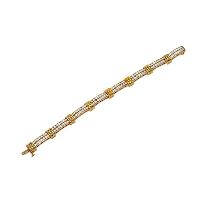 Dieses atemberaubende Diamantarmband mit 5,50 Karat Gesamtgewicht ist in poliertem 14-karätigem Gelbgold gefasst. Die zwei Reihen runder Diamanten bilden ein zeitloses Armband im Tennisstil mit einer Länge von 7,00 Zoll. Perfekt für jede stilvolle