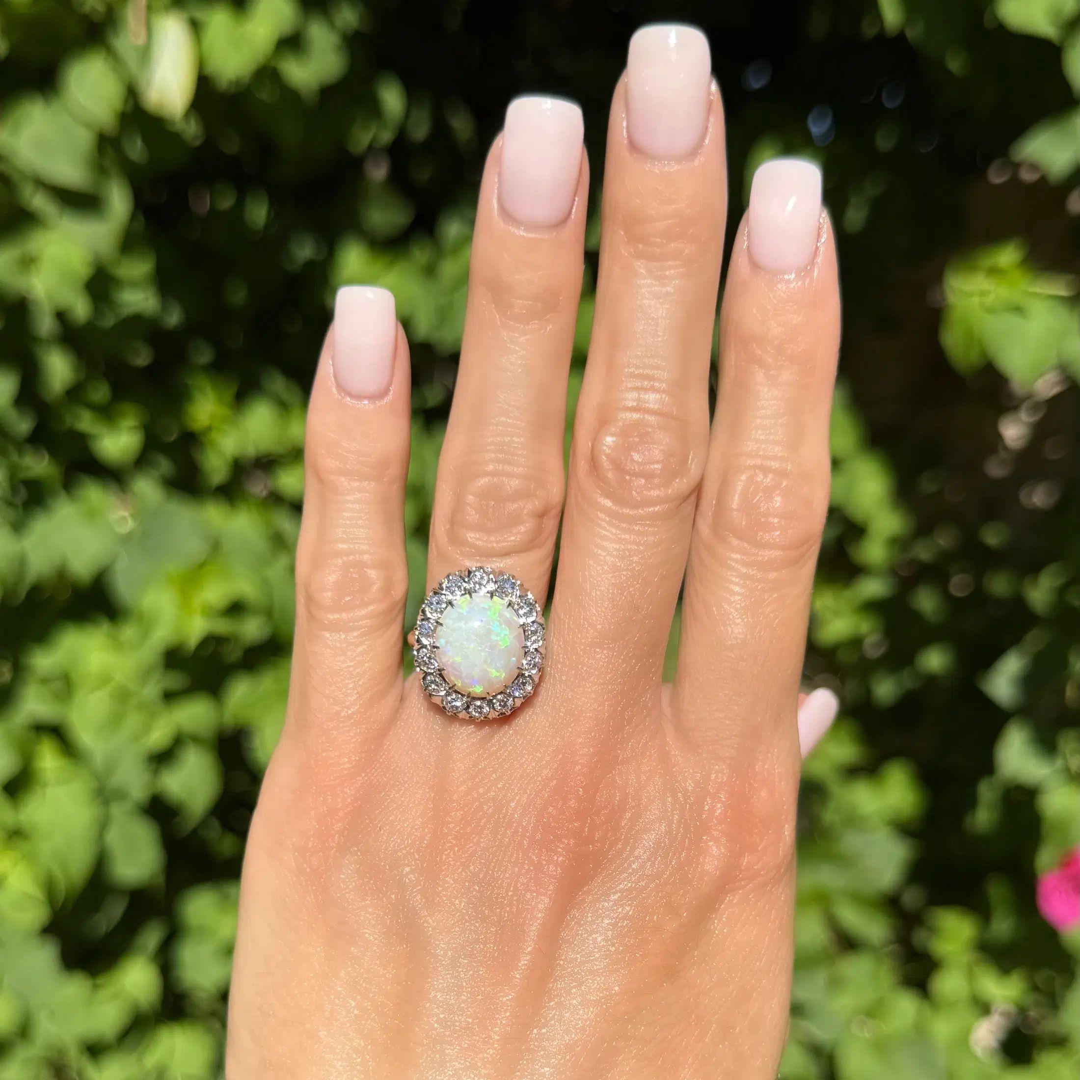 Modernista Anello da cocktail d'epoca in oro a 2 toni con opale bianco da 5,50 carati e diamante RBC in vendita