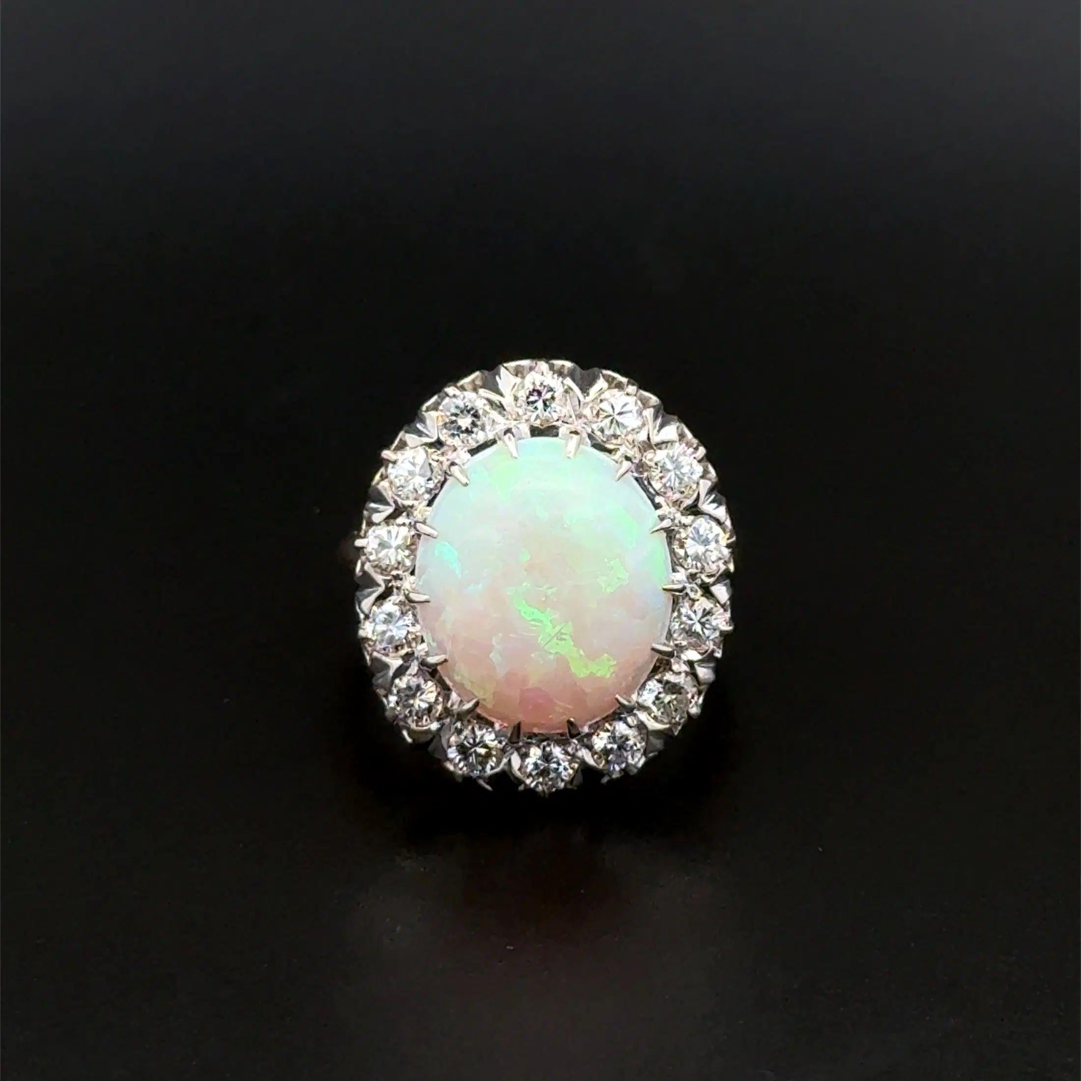 Taglio misto Anello da cocktail d'epoca in oro a 2 toni con opale bianco da 5,50 carati e diamante RBC in vendita