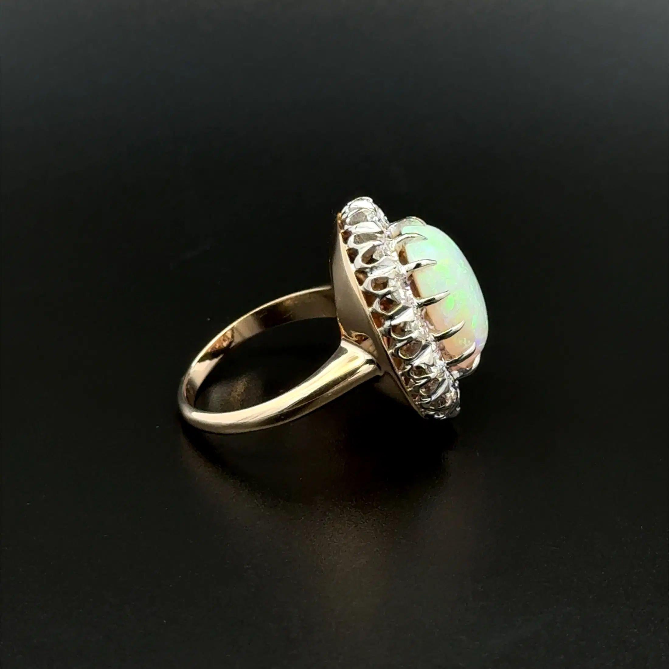 Donna Anello da cocktail d'epoca in oro a 2 toni con opale bianco da 5,50 carati e diamante RBC in vendita