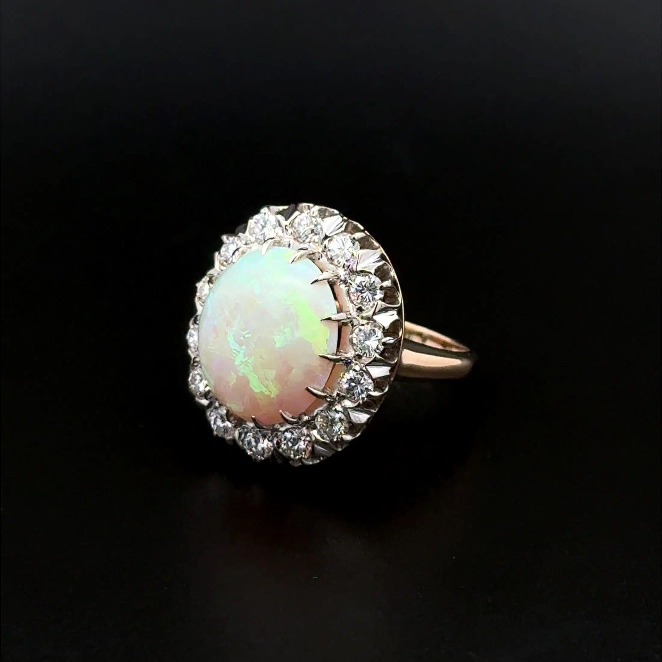 Anello da cocktail d'epoca in oro a 2 toni con opale bianco da 5,50 carati e diamante RBC in vendita 1