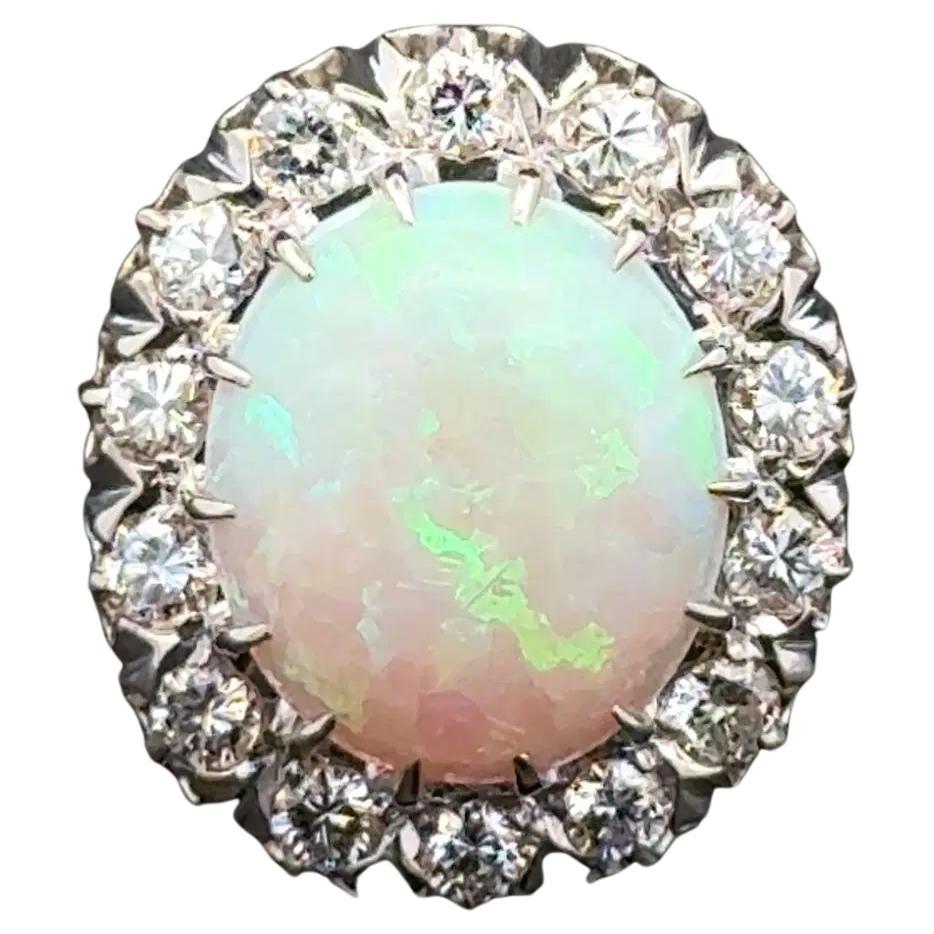 Anello da cocktail d
epoca in oro a 2 toni con opale bianco da 5,50 carati e diamante RBC