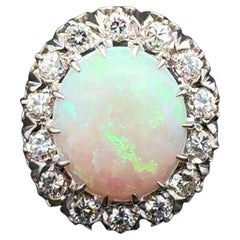 Anello da cocktail d
epoca in oro a 2 toni con opale bianco da 5,50 carati e diamante RBC