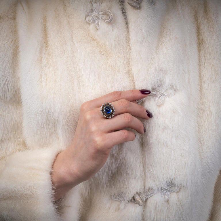 Bague vintage en saphir bleu cabochon et diamant (Circa 1970)

Cette élégante bague en platine, fabriquée dans les années 1970, est ornée d'un magnifique saphir bleu naturel non chauffé de 2 carats, taillé en cabochon, provenant de Ceylan. Le saphir