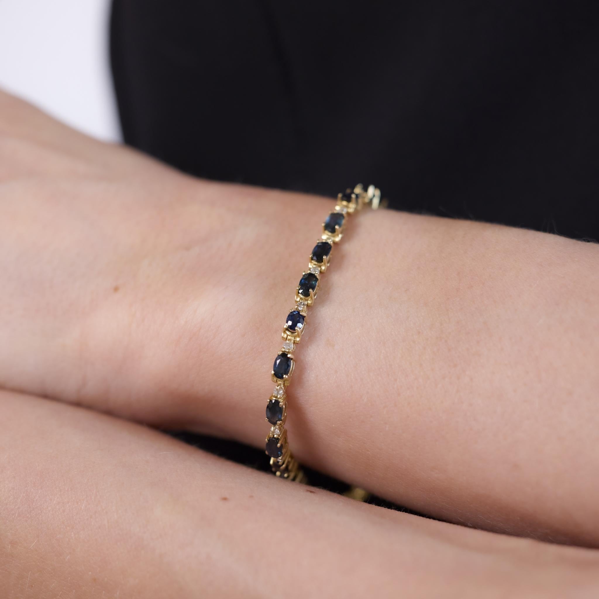 Taille ovale Vintage 5.55 carat total weight sapphire diamond 14k yellow gold bracelet en vente