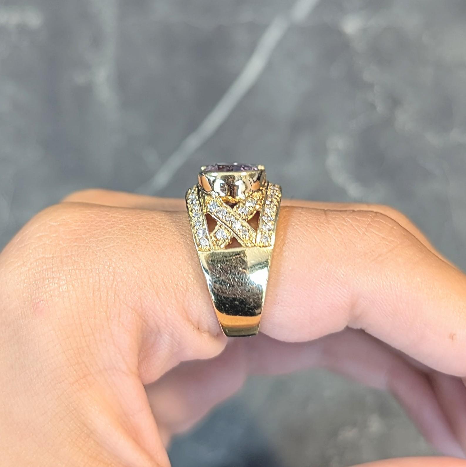 Breiter Vintage-Ring aus 18 Karat Gelbgold mit 5,55 Karat lila-rosa Spinell und Diamant im Angebot 9