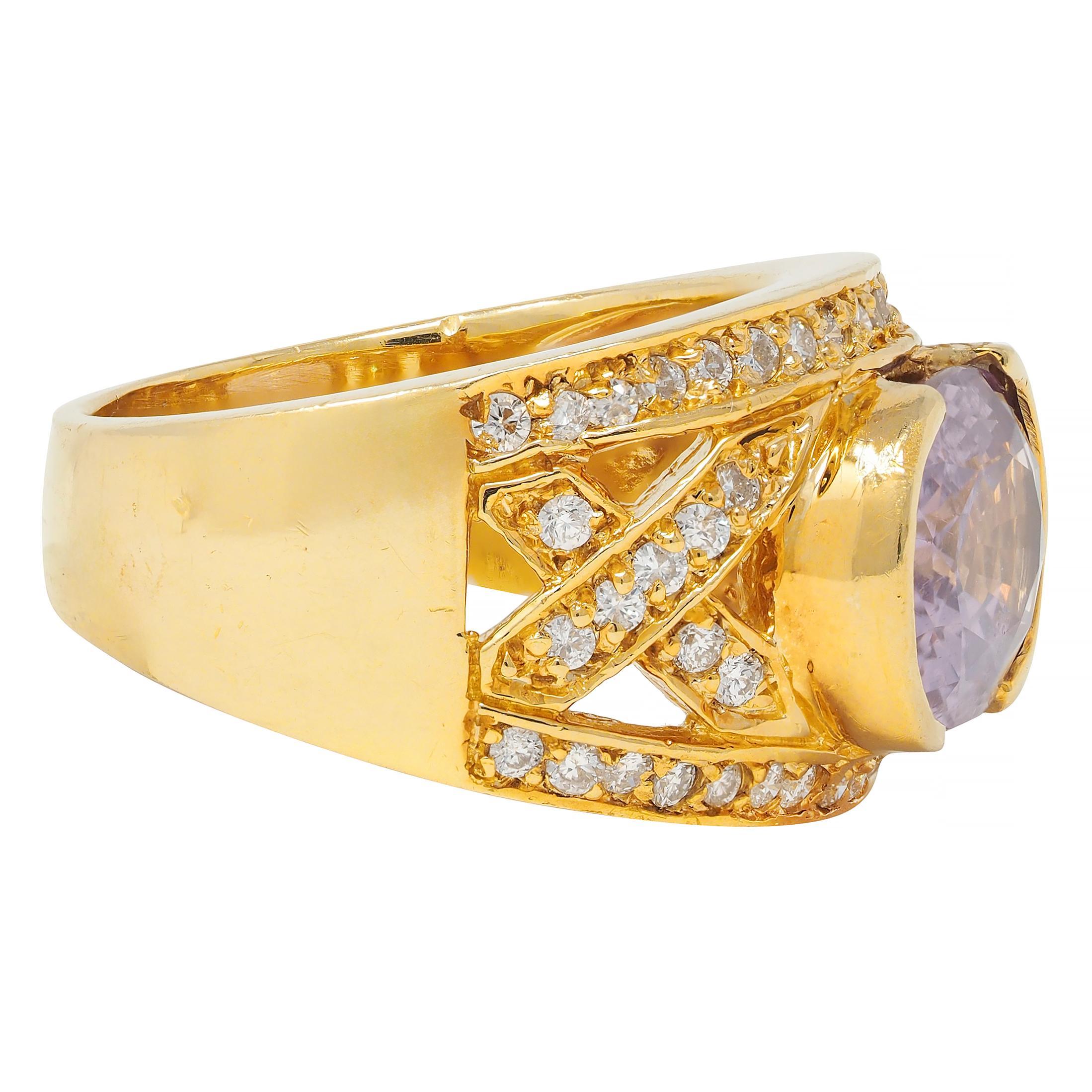 Breiter Vintage-Ring aus 18 Karat Gelbgold mit 5,55 Karat lila-rosa Spinell und Diamant im Zustand „Hervorragend“ im Angebot in Philadelphia, PA