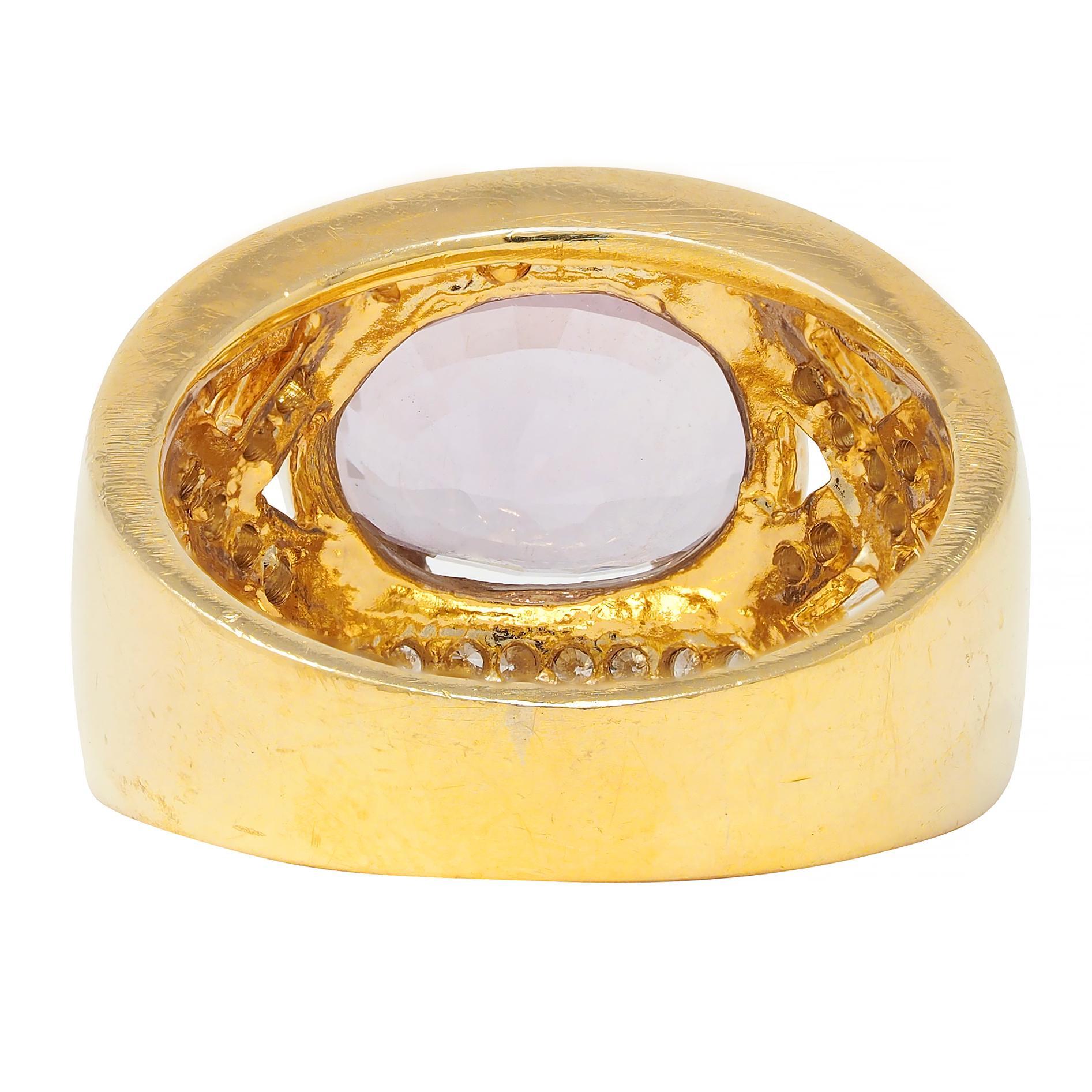 Breiter Vintage-Ring aus 18 Karat Gelbgold mit 5,55 Karat lila-rosa Spinell und Diamant für Damen oder Herren im Angebot