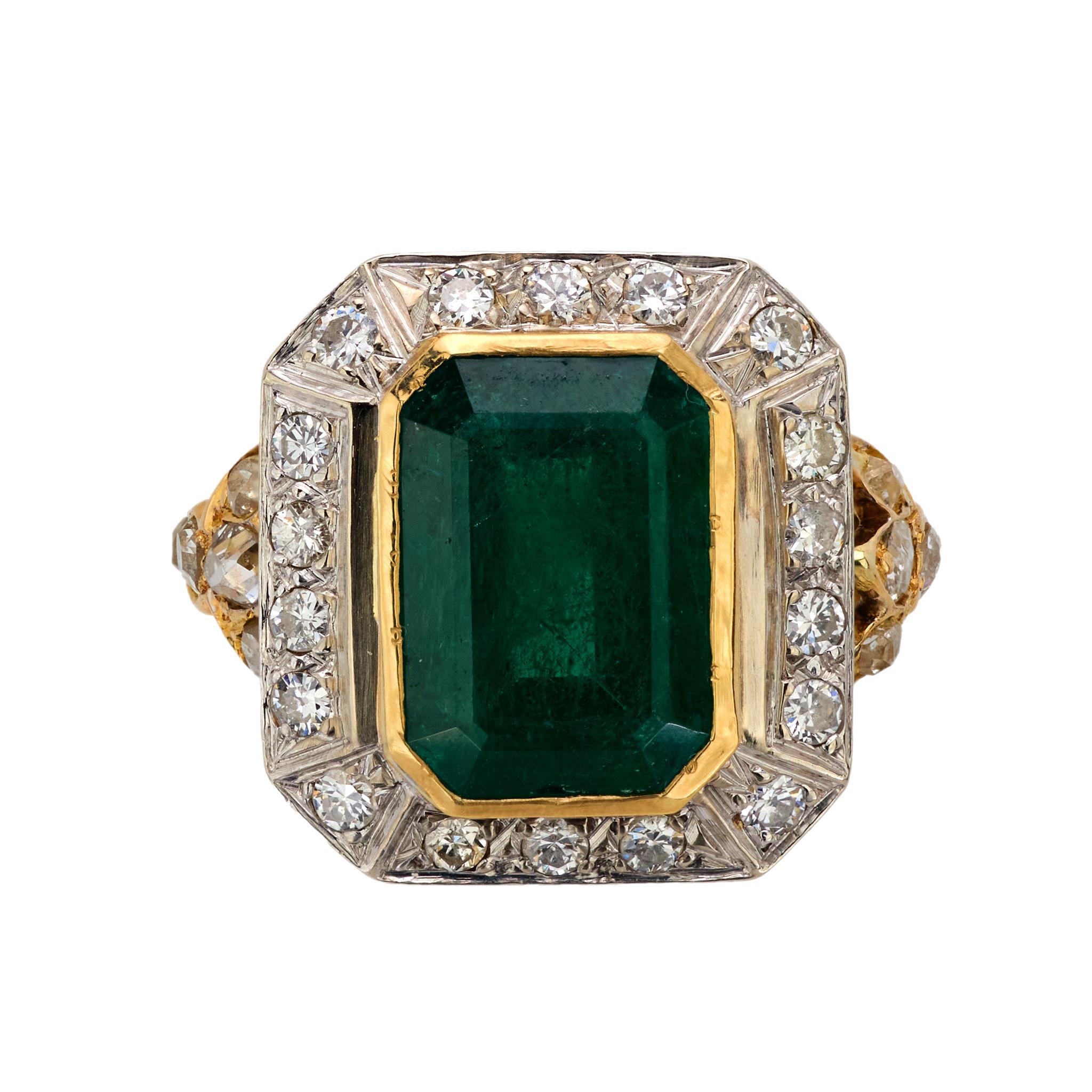 Anillo de cóctel vintage de oro amarillo de 18 quilates con diamante esmeralda de 5,60 quilates Moderno en venta