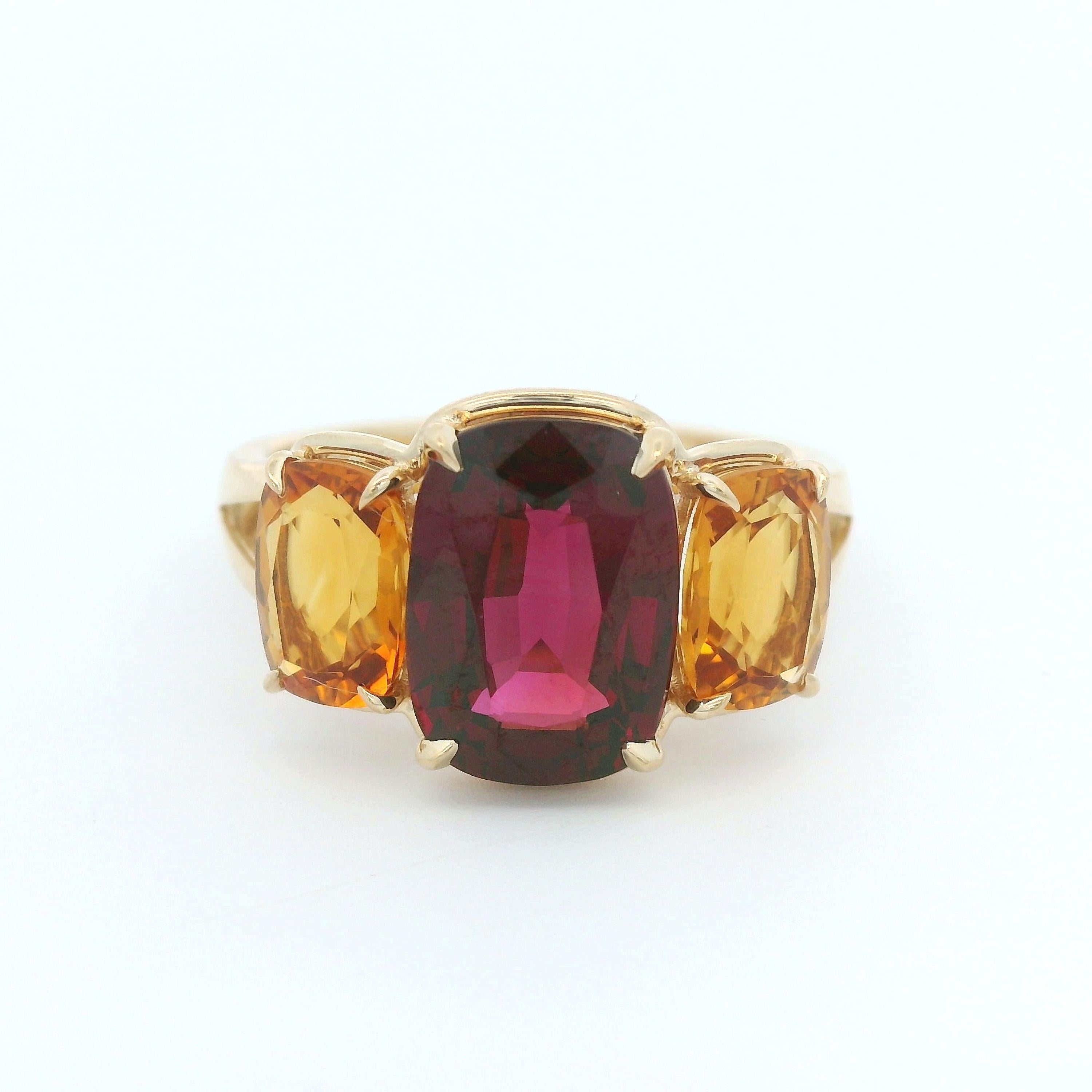 Women's or Men's Vintage 5.63Ct Garnet Citrine Ring in 14 Karat Yellow Gold For Sale
