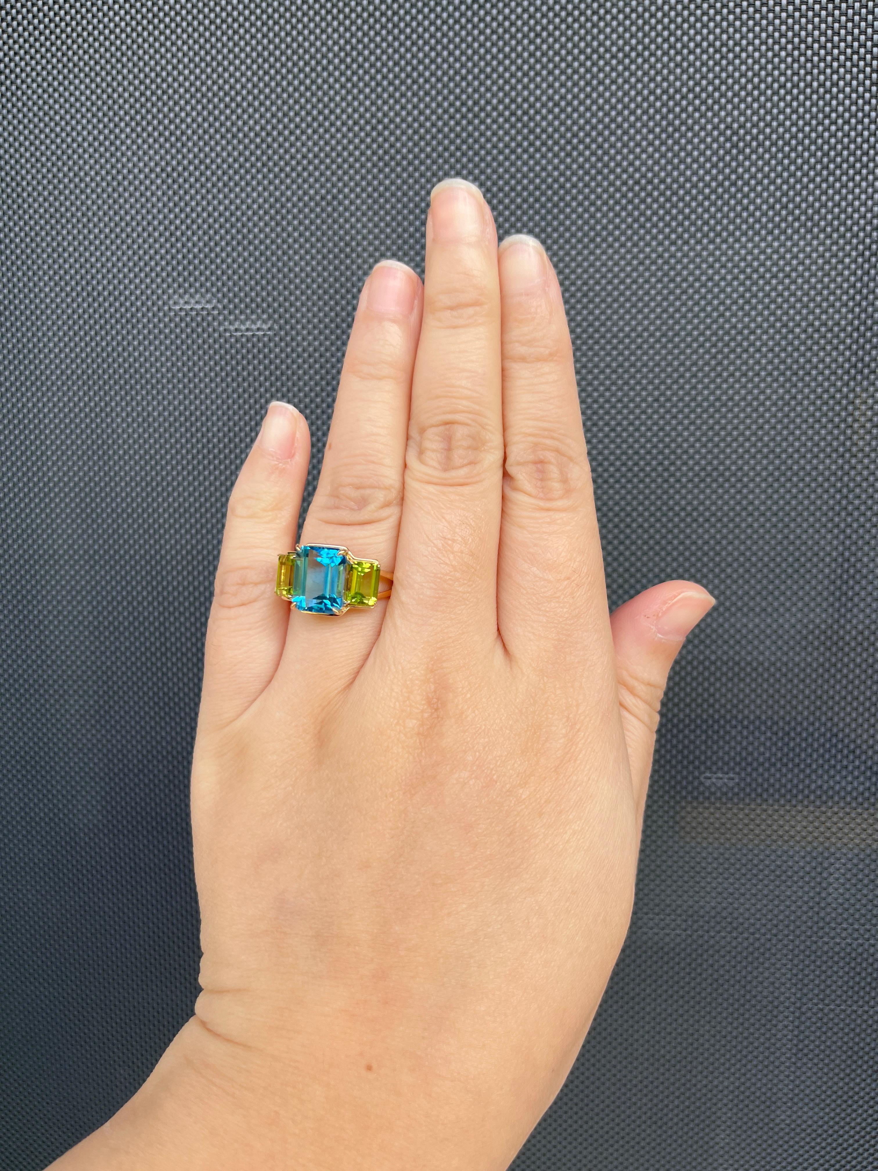Art Deco 5.63Ct Swiss Blue Topaz Peridot Ring in 14 Karat Yellow Gold For Sale 1
