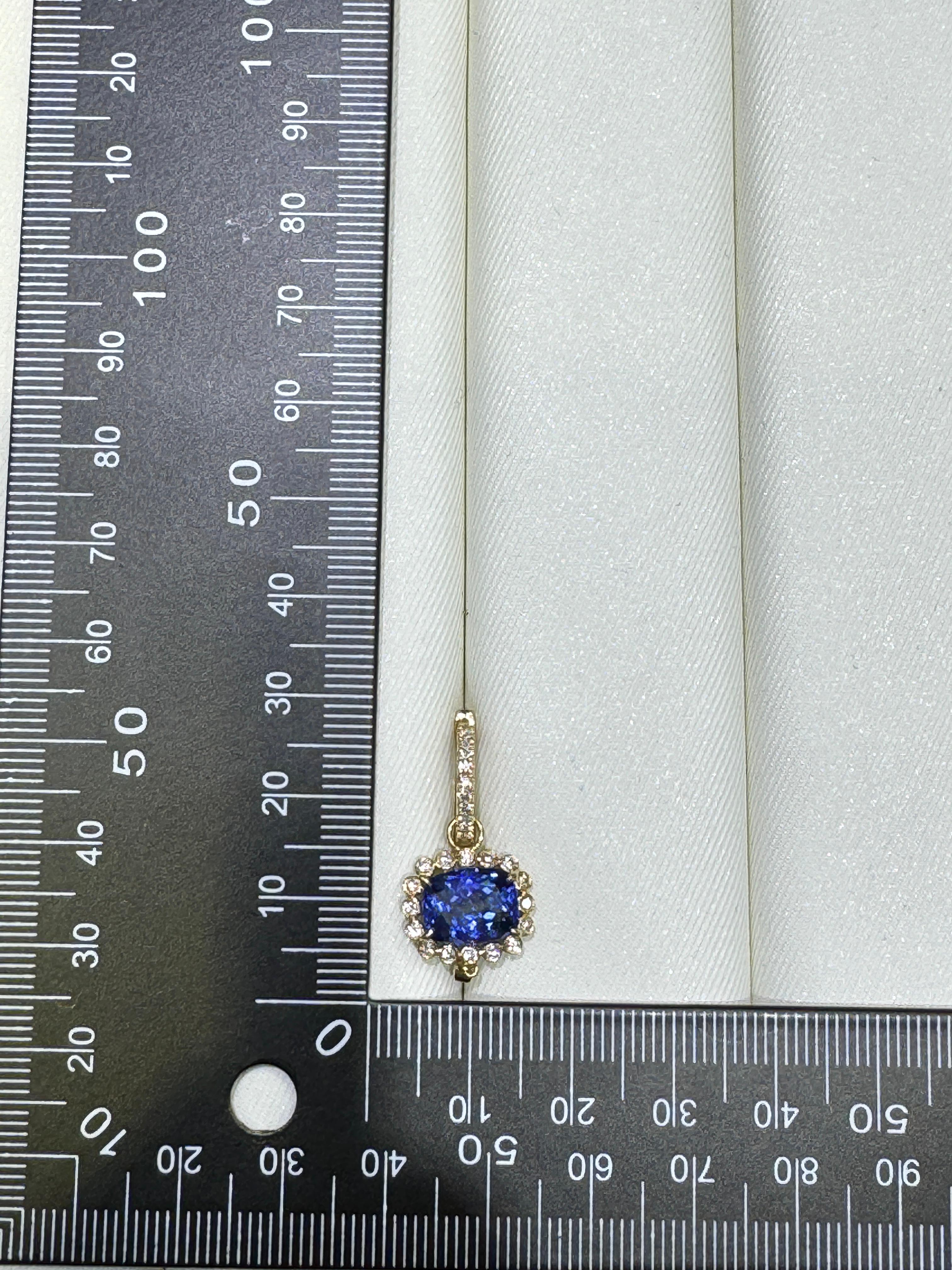 Vintage 5.68 Carat Tanzanite Diamond Earrings in 18 Karat Yellow Gold In New Condition For Sale In Hong Kong, HK