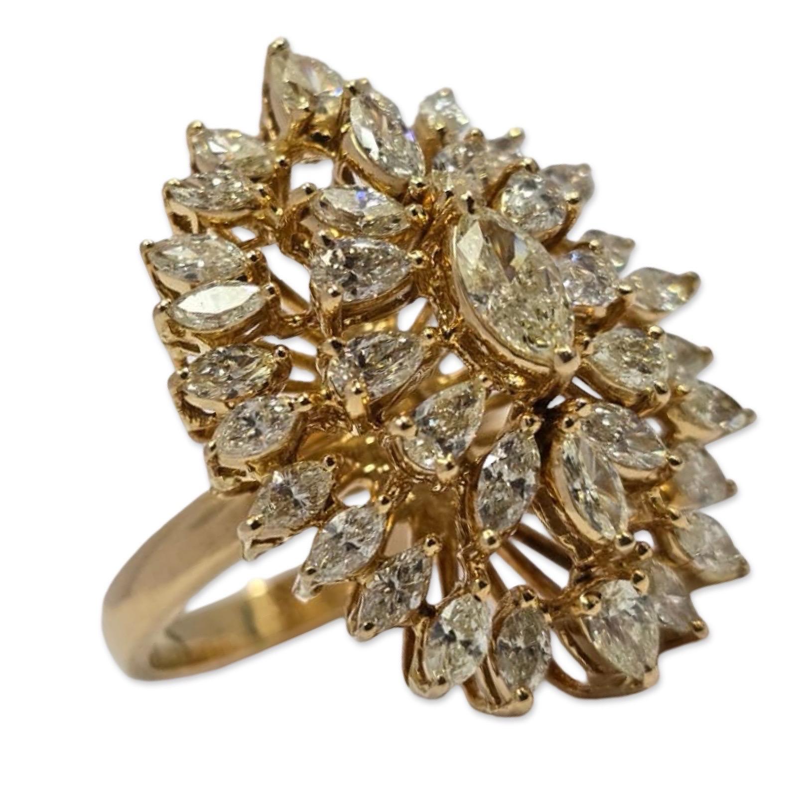 Ein kühner und glamouröser Diamantring aus 18 Karat Gelbgold aus den 1970er Jahren, der sich durch seine dramatische, architektonische Präsenz auszeichnet, die den luxuriösesten Cocktail-Schmuck der Epoche ausmacht. Mit einem Gewicht von 12,2 Gramm