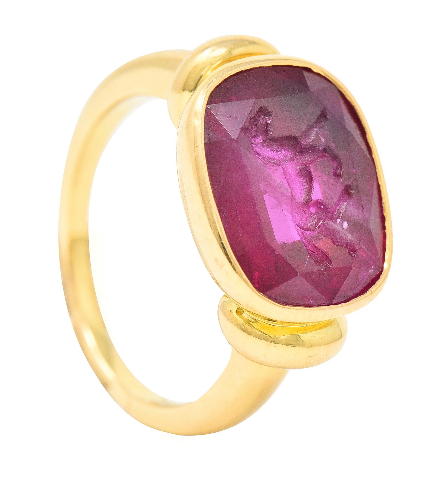 18 Karat Gelbgold Horse Signet-Ring mit 5,70 Karat Rubin-Intaglio AGL 4