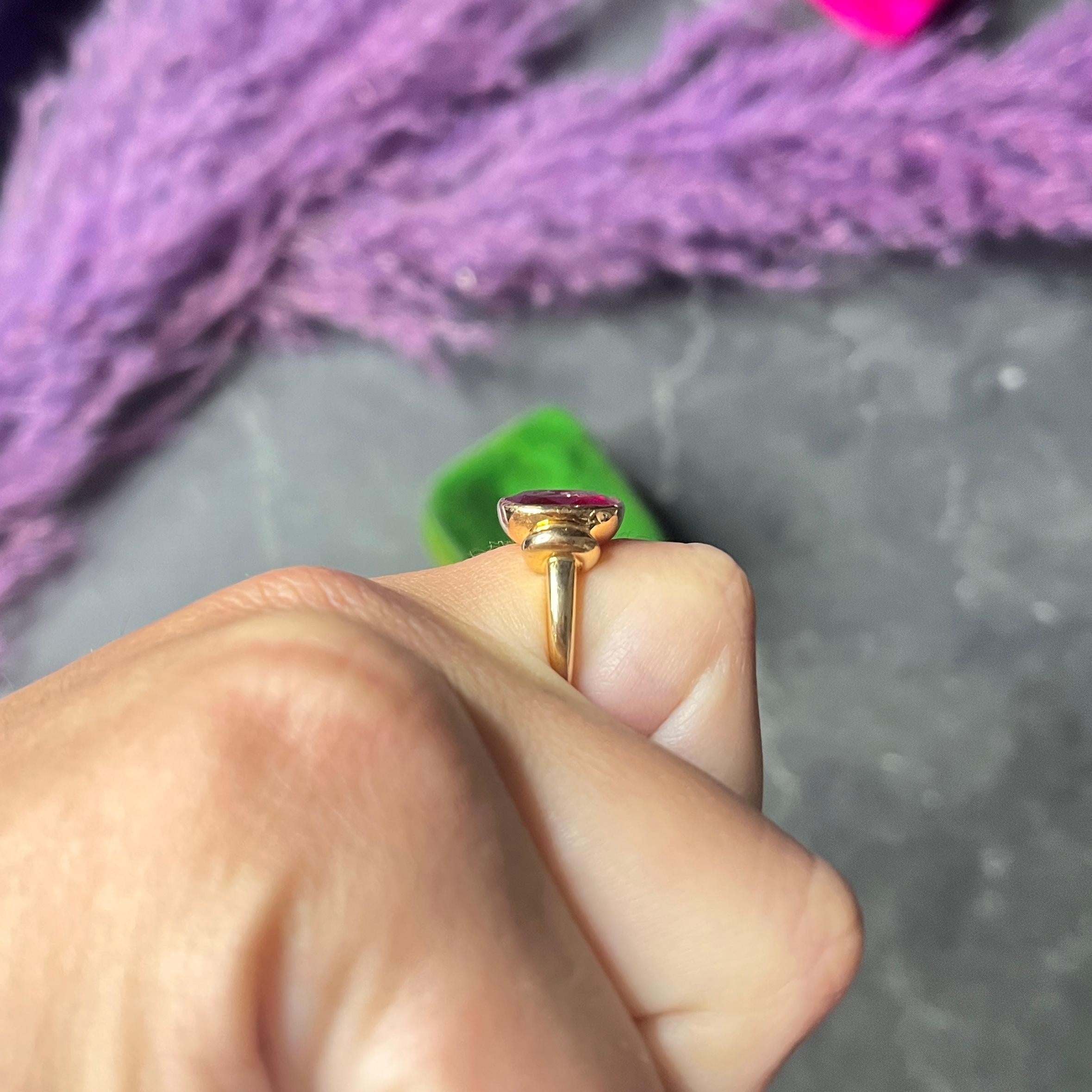 18 Karat Gelbgold Horse Signet-Ring mit 5,70 Karat Rubin-Intaglio AGL 7
