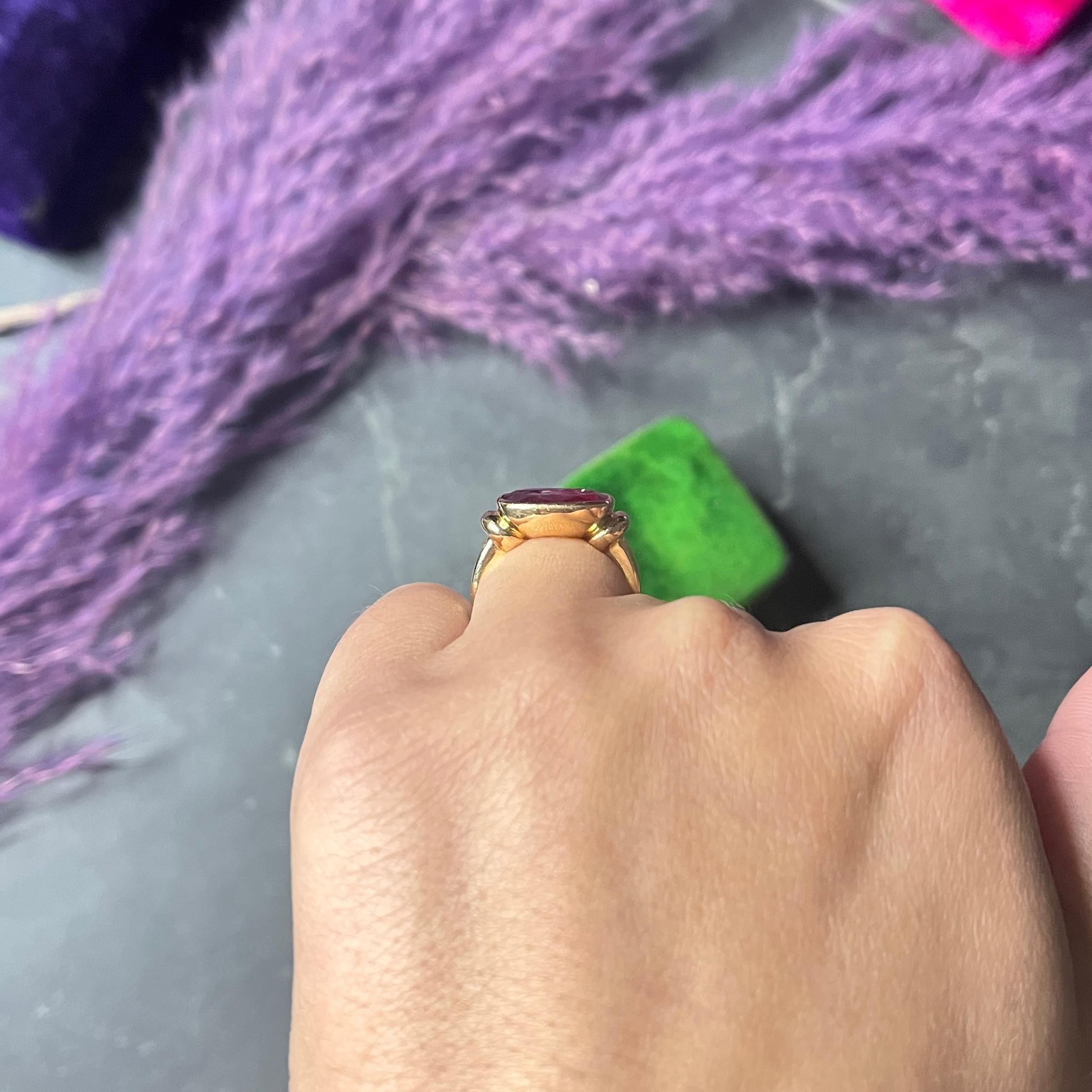 18 Karat Gelbgold Horse Signet-Ring mit 5,70 Karat Rubin-Intaglio AGL 8