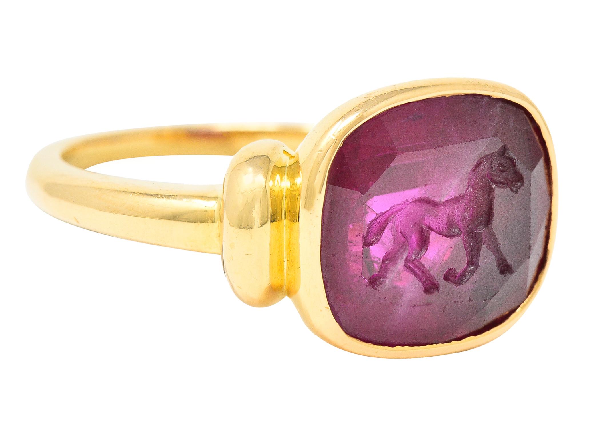 Der Ring im Vintage-Stil enthält einen Rubin im Kissenschliff mit einem Gewicht von etwa 5,70 Karat. Transparente rote Farbe und thailändischer Ursprung. Tief eingraviert, um ein galoppierendes Pferd darzustellen. Die Lünette ist in eine polierte
