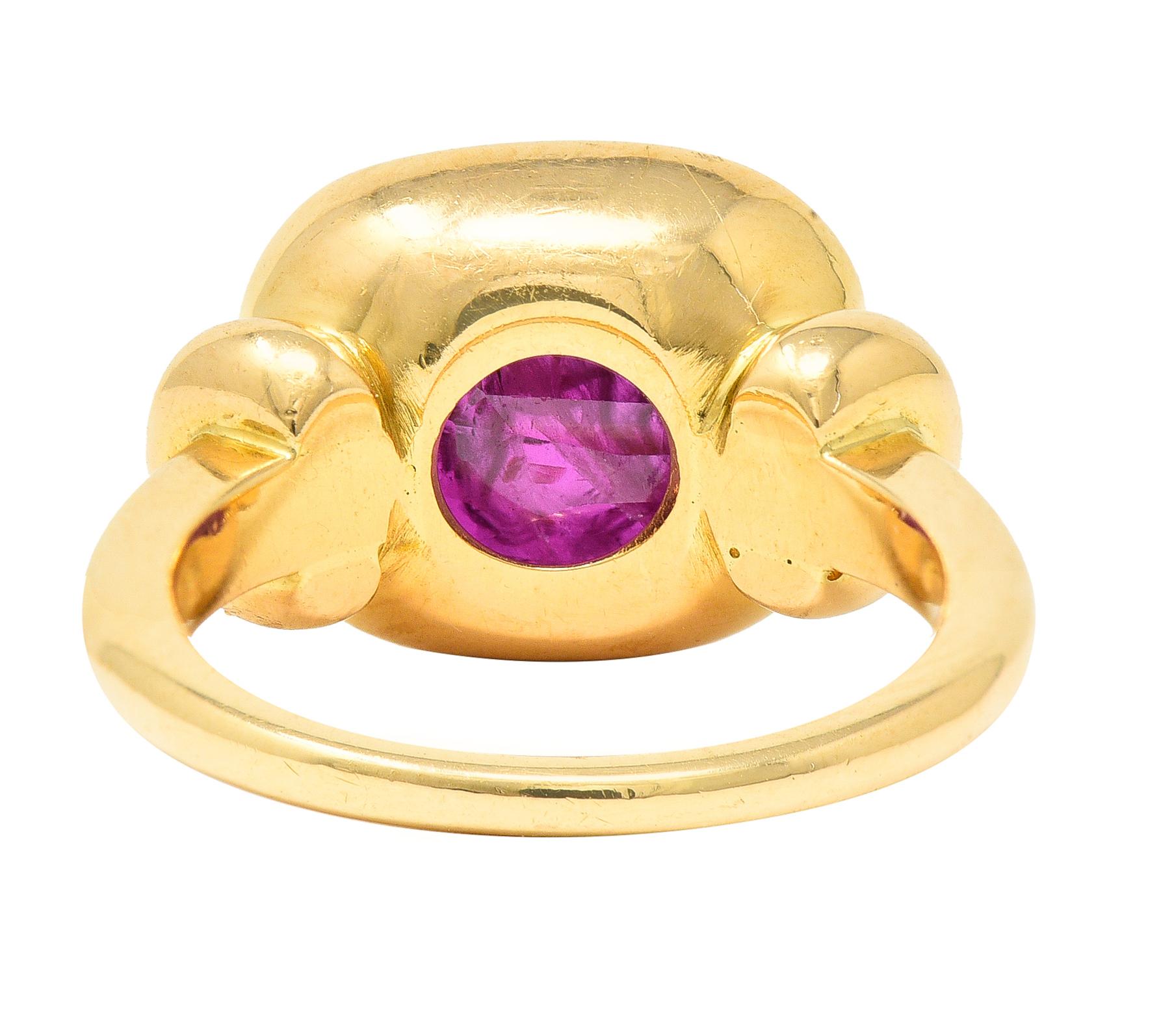18 Karat Gelbgold Horse Signet-Ring mit 5,70 Karat Rubin-Intaglio AGL (Kissenschliff)