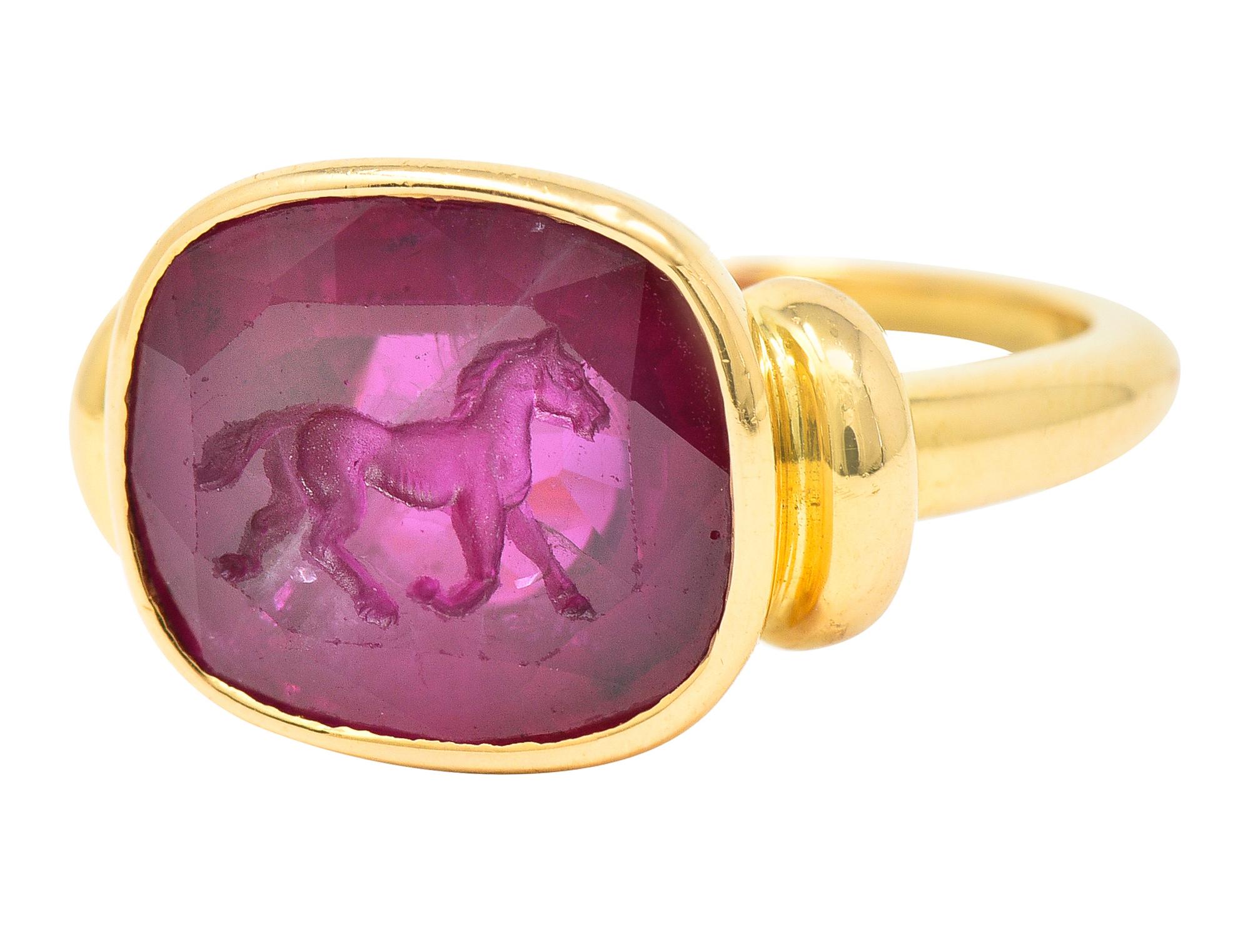 18 Karat Gelbgold Horse Signet-Ring mit 5,70 Karat Rubin-Intaglio AGL für Damen oder Herren
