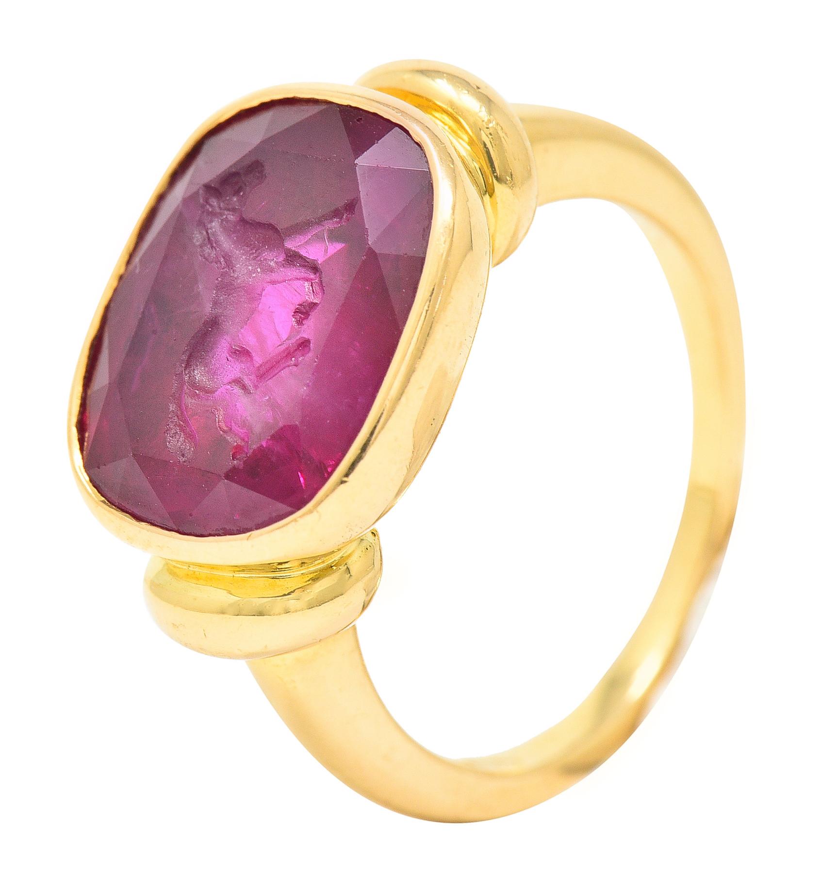 18 Karat Gelbgold Horse Signet-Ring mit 5,70 Karat Rubin-Intaglio AGL 2