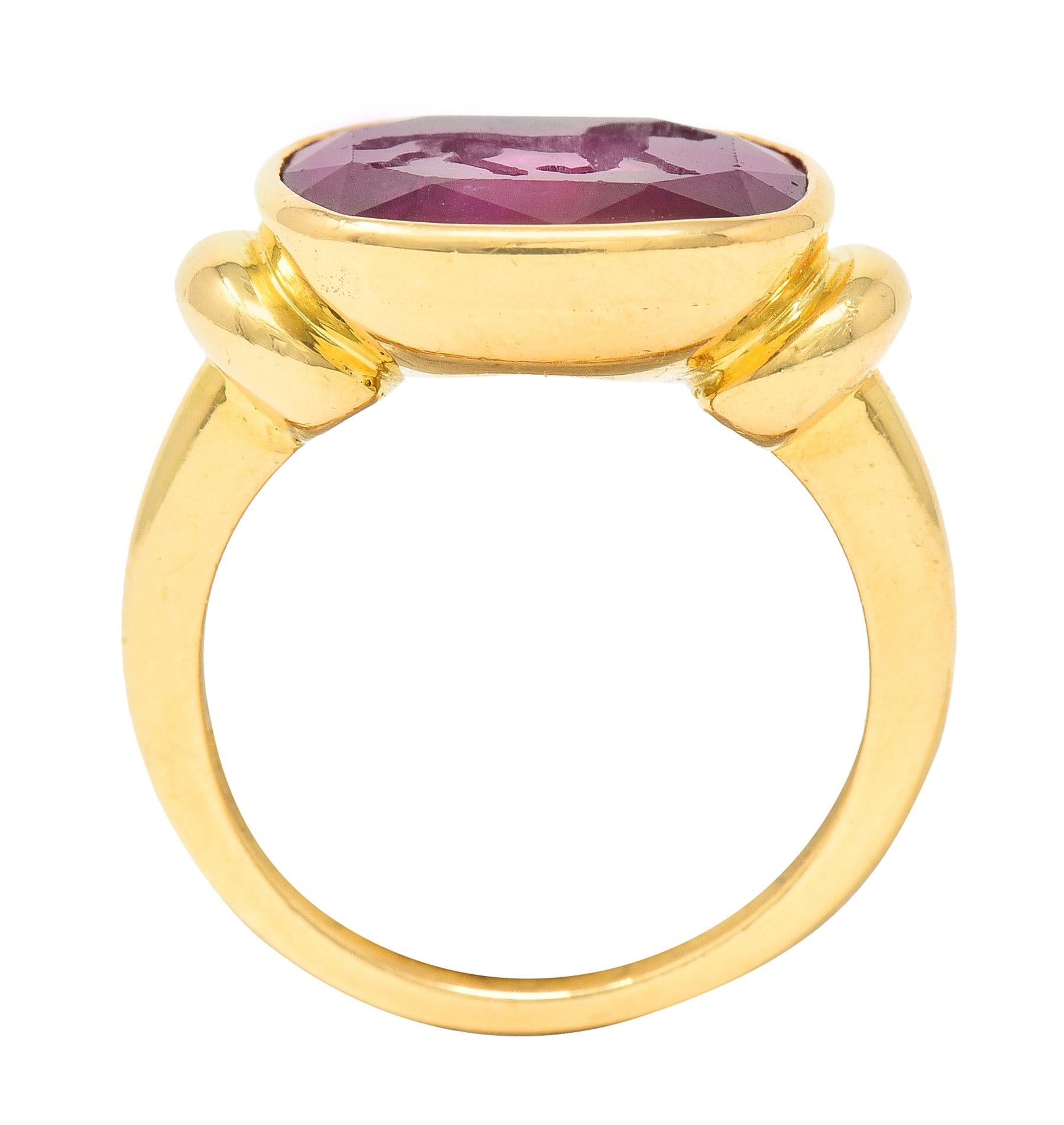 18 Karat Gelbgold Horse Signet-Ring mit 5,70 Karat Rubin-Intaglio AGL 3
