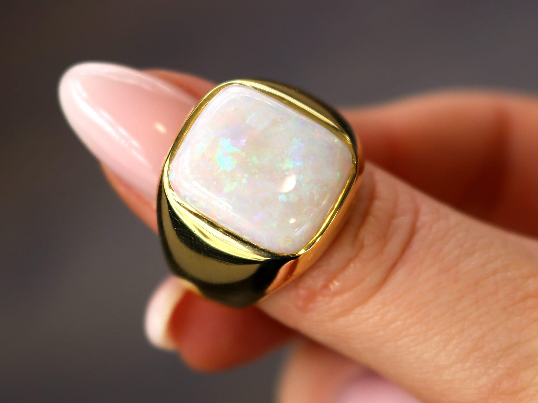 Vintage 5.73 Carat White Opal and 18k Yellow Gold Ring Circa 1990 In Excellent Condition For Sale In Jesmond, Newcastle Upon Tyne