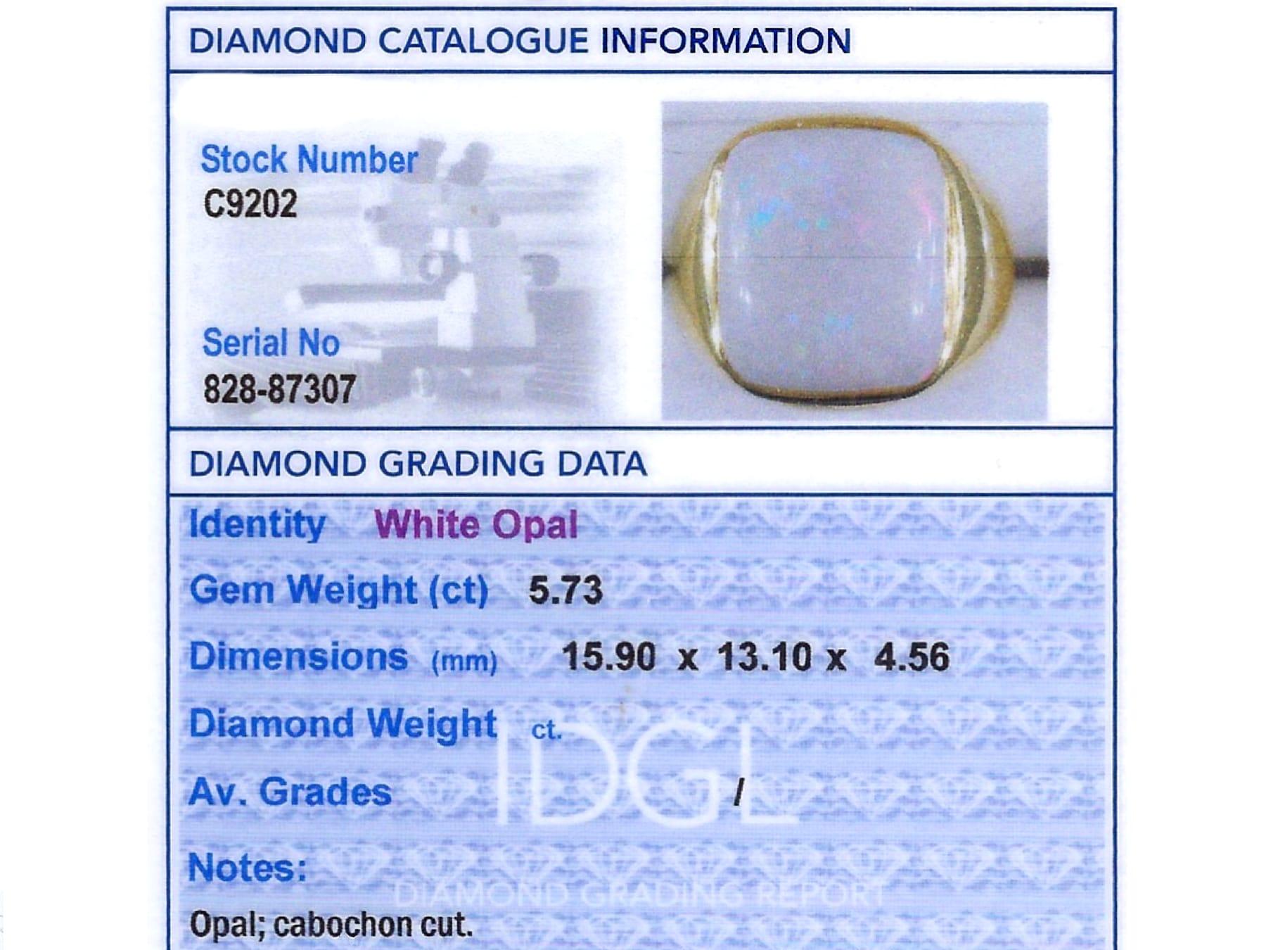 Vintage 5.73 Carat White Opal and 18k Yellow Gold Ring Circa 1990 For Sale 4