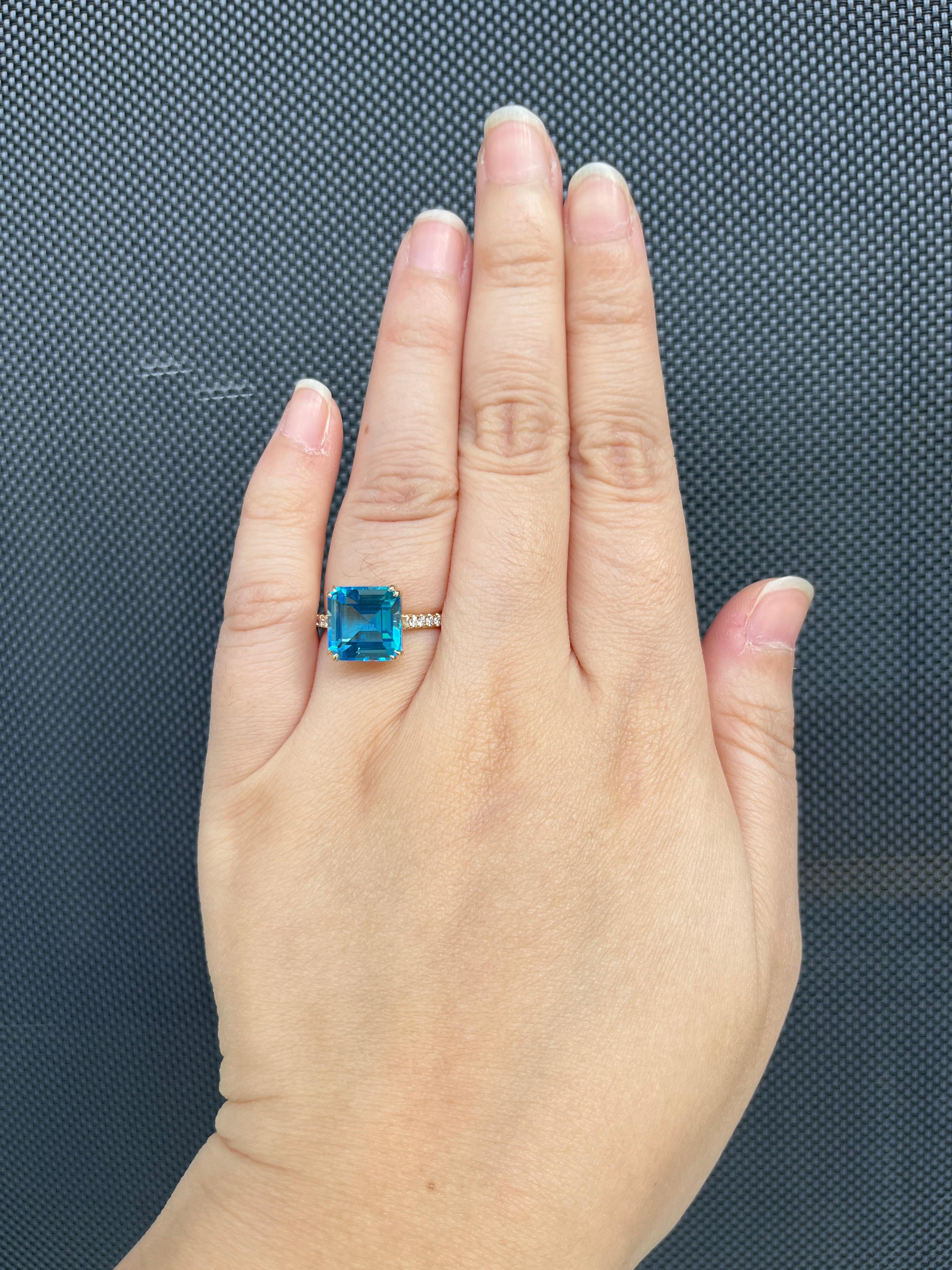 Dieser wunderschön gearbeitete Ring aus 14-karätigem Gelbgold mit einem fesselnden Blautopas von 5,74 Karat in der Mitte ist ein Beispiel für Eleganz. Der Topas mit seinem faszinierenden azurblauen Farbton und dem atemberaubenden Smaragdschliff