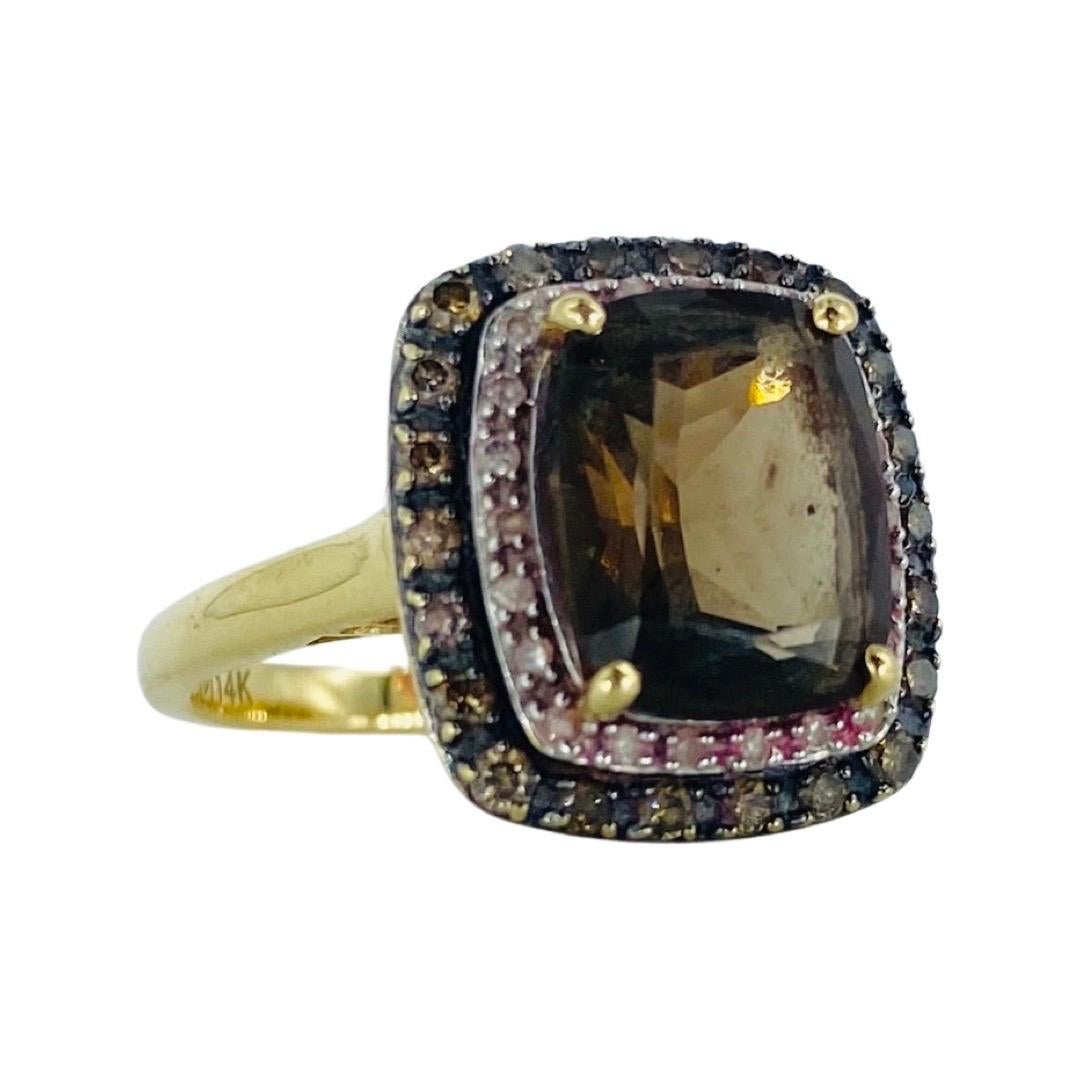 Vintage 5.75tcw Smokey Quartz and Diamonds Cluster Cocktail Ring 14k Gold. Les diamants présentés sont de couleur champagne et rose et pèsent environ 1,00 carat au total. Le quartz Smokey central est taillé en coussin et pèse environ 4,75 carats.
La