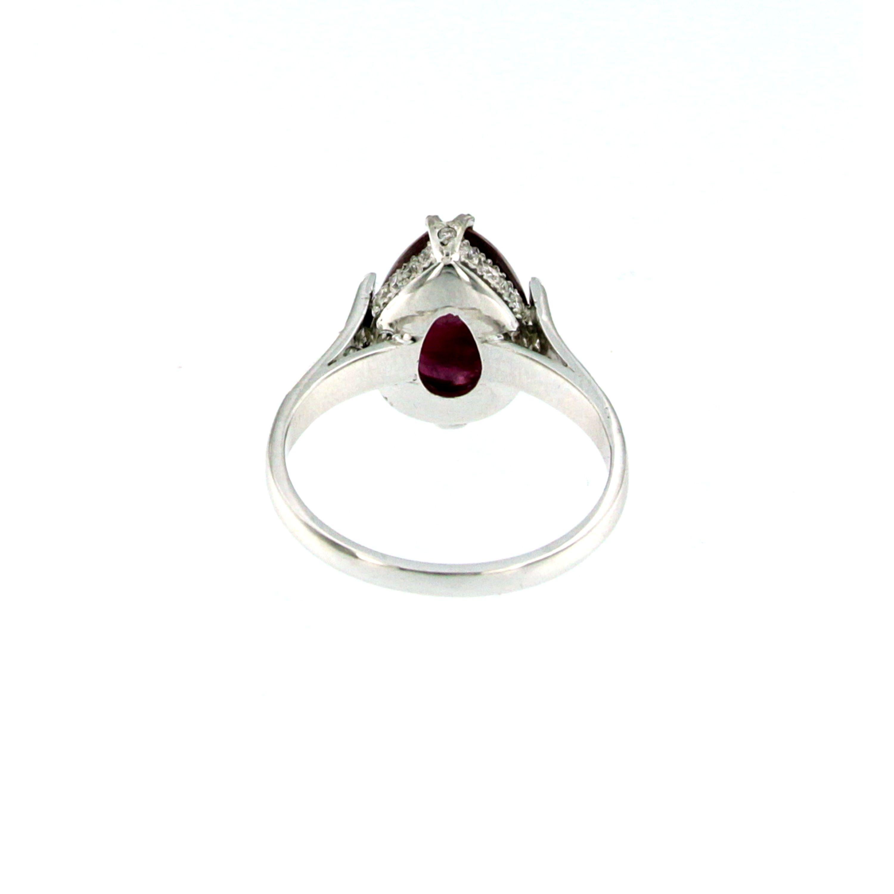 Vintage 5, 89 Carat Natural Ruby Diamond Gold Ring In Excellent Condition For Sale In Napoli, Italy
