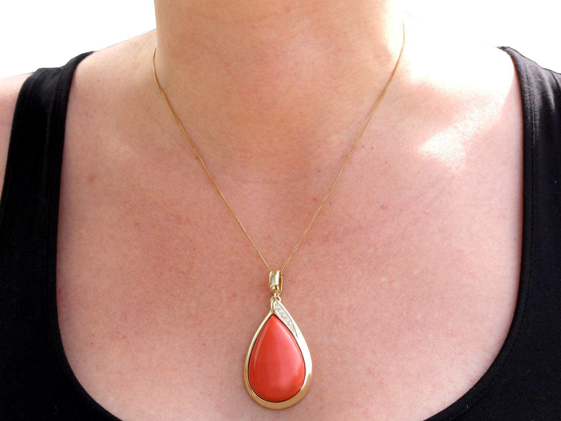 Vintage 59.14 Carat Coral and Diamond Yellow Gold Pendant Circa 1970 For Sale 2