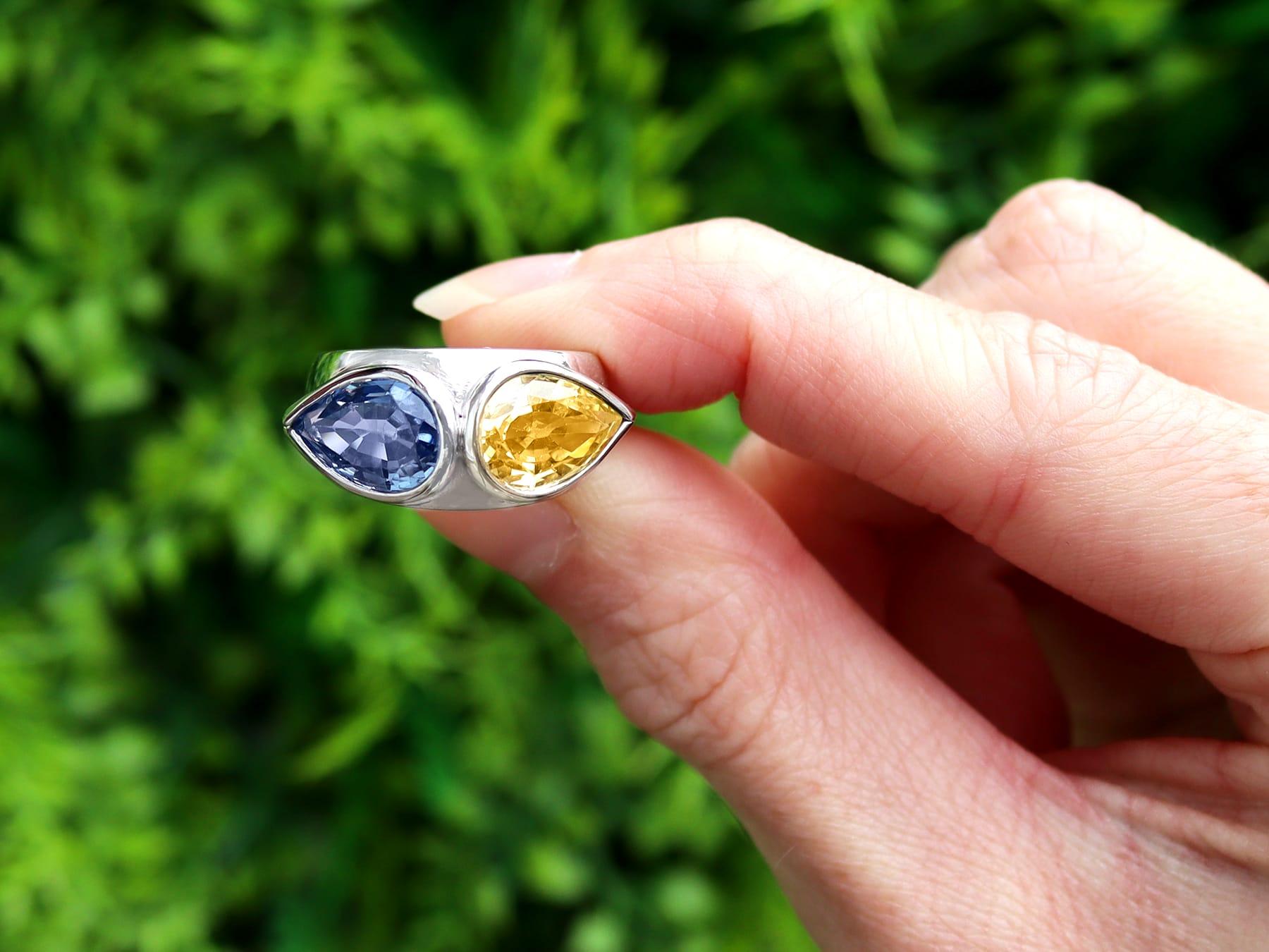 Ein atemberaubender, feiner und beeindruckender Vintage-Ring aus den 1990er Jahren mit 5,93 Karat gelb/blauem Saphir und 18 Karat Weißgold; Teil unserer Birnenschliff-Schmuckkollektion.

Dieser atemberaubende, feine und beeindruckende Ring mit