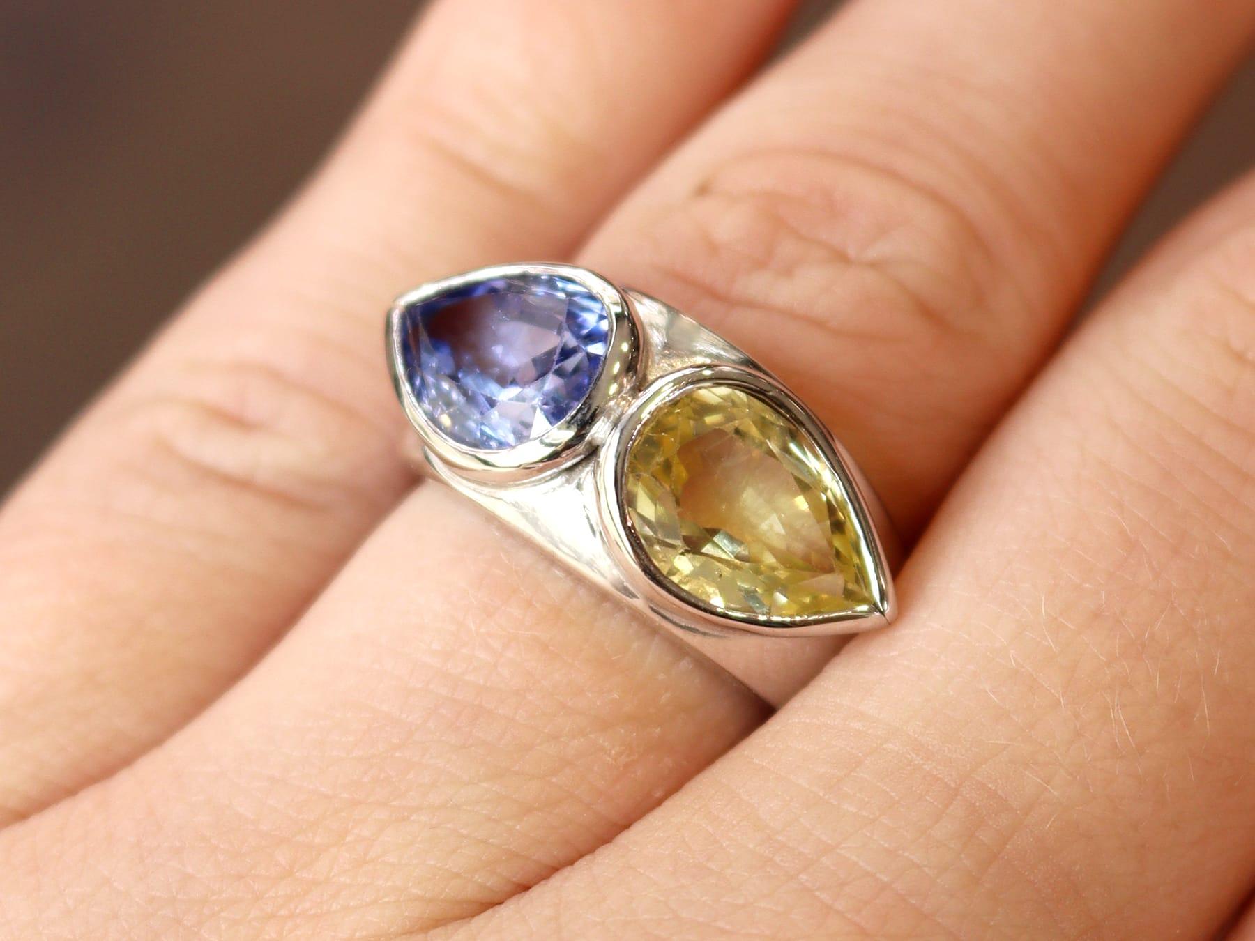 Vintage 5,93 Karat Saphir und 18k Weißgold Ring CIRCA 1990 (Tropfenschliff) im Angebot