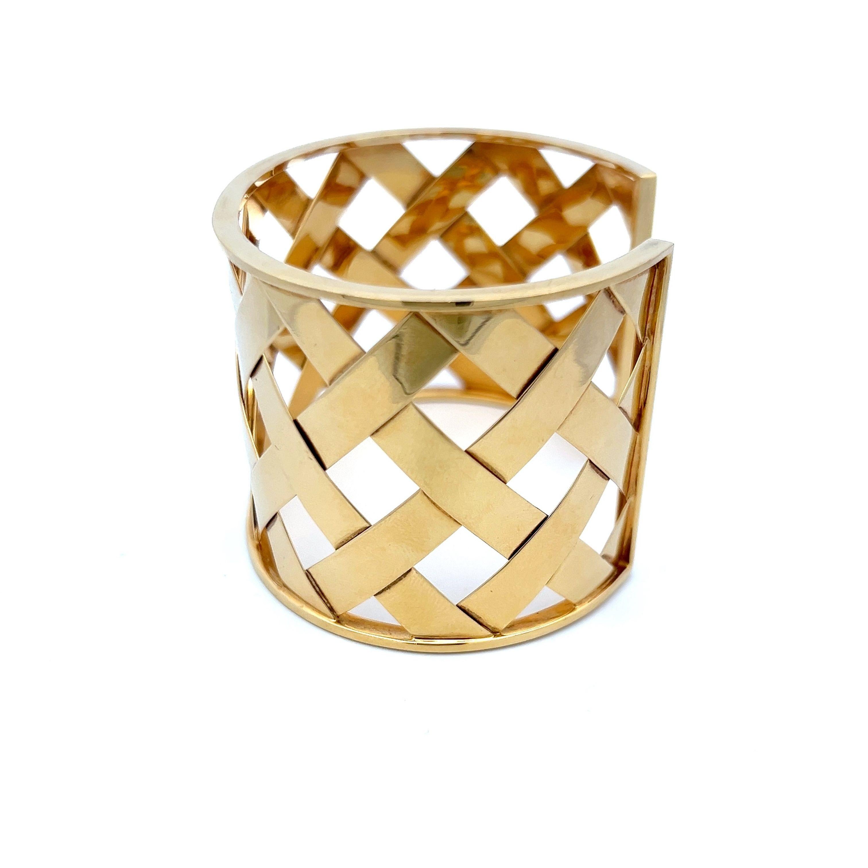Titre :
Bracelet manchette en or jaune 18 carats


Le style :
Manchette


Métal :
Or jaune 18 carats


Taille :
6.75


Poids :
59,5 grammes


Condit :
Vintage By


ID du produit :
4J1171


Note :
Veuillez noter que le poids, la couleur, la taille et