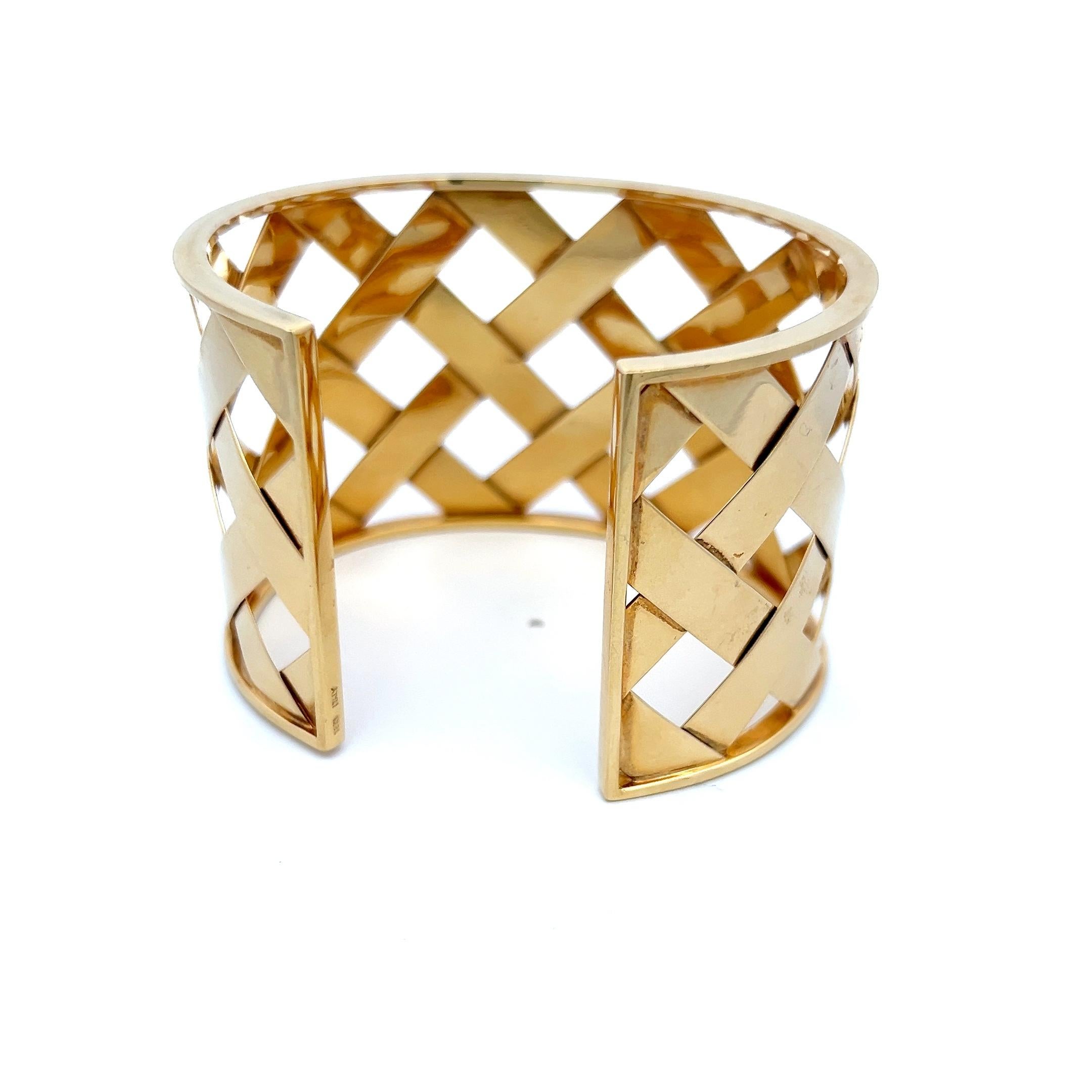Manchette tressée vintage en or jaune 18 carats 59,50 grammes Bon état - En vente à New York, NY