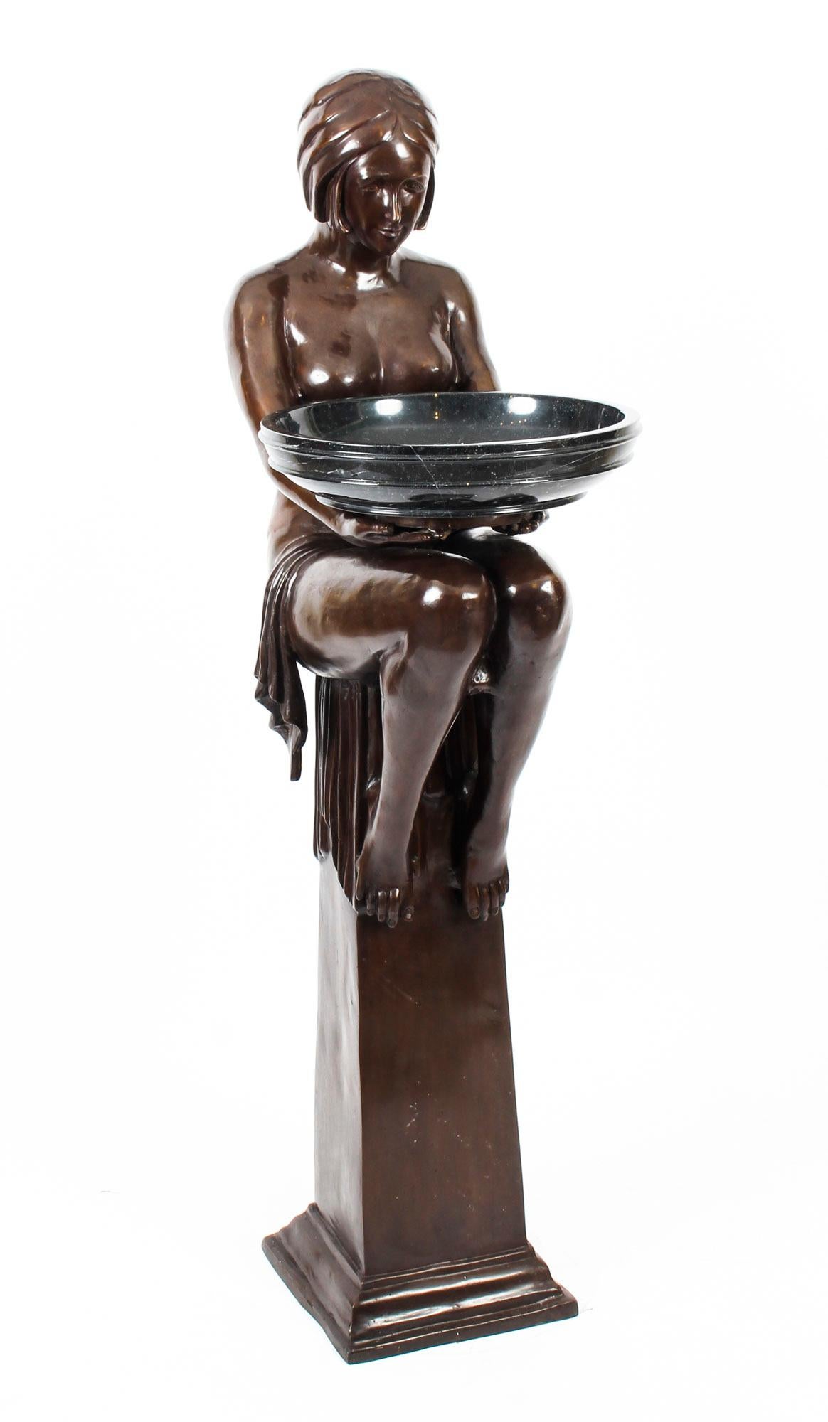Il s'agit d'une sculpture Biba vintage en bronze massif de grande qualité et de style Art Deco, représentant une femme assise sophistiquée, datant du dernier quart du 20e siècle.

Ce bronze frappant représente une jolie femme à moitié nue avec le