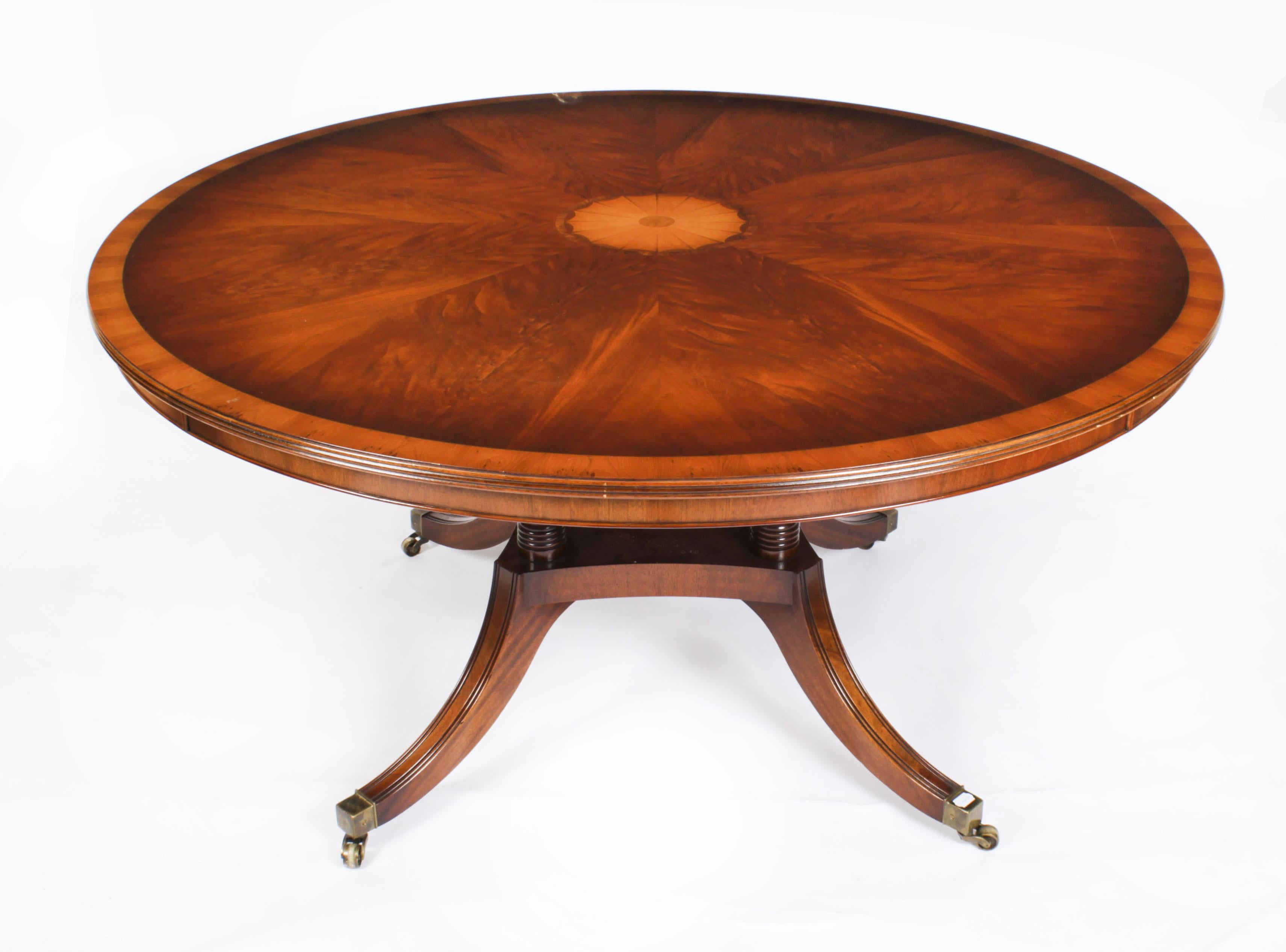 This is a beautiful vintage Regency Revival walnut and satinwood banded circular dining table, dating from Circa 1980.

The fabulous 5ft diameter table can seat six people in comfort. The top is crossbanded with satinwood and features ebony