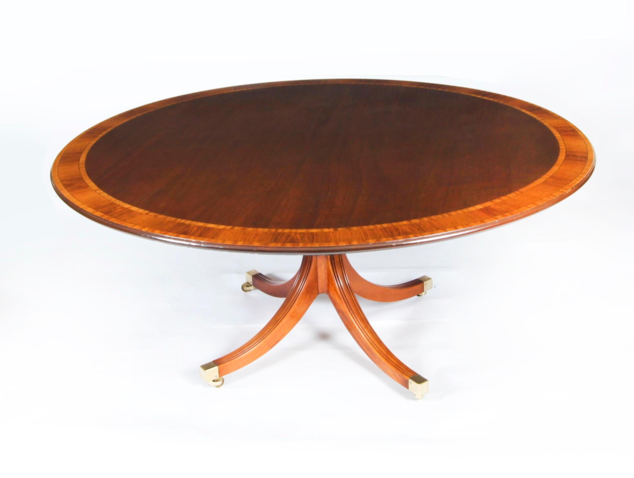 Ce magnifique ensemble de salle à manger comprend une table de salle à manger en acajou flammé de style Regency Revival, fabriquée par le maître ébéniste William Tillman et portant son label en dessous en date, ainsi qu'un ensemble assorti de six