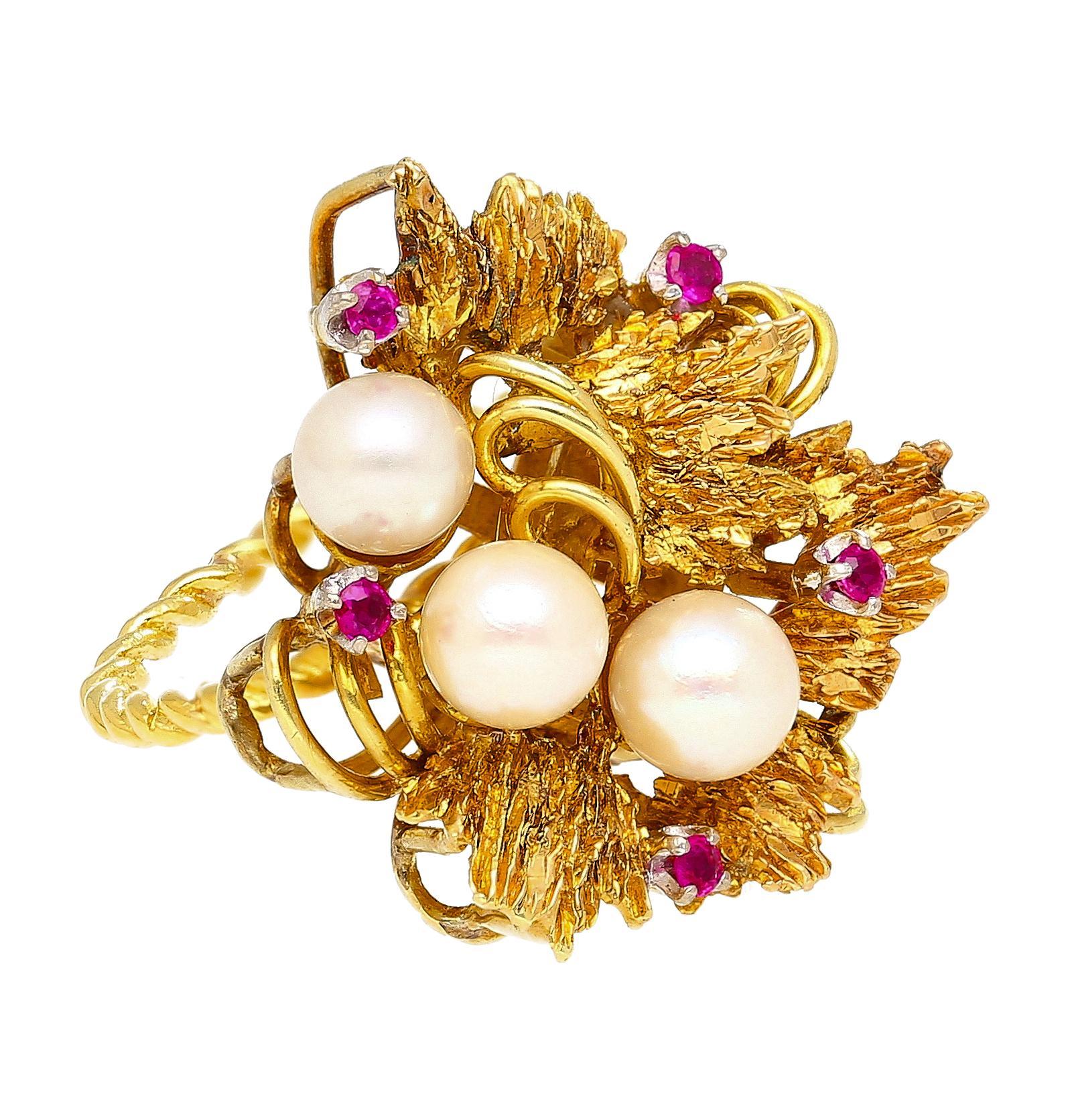 Vintage 5mm Pearl & Ruby Floral Cluster 18K Gold Twisted Shank Cocktail Ring Retro en venta