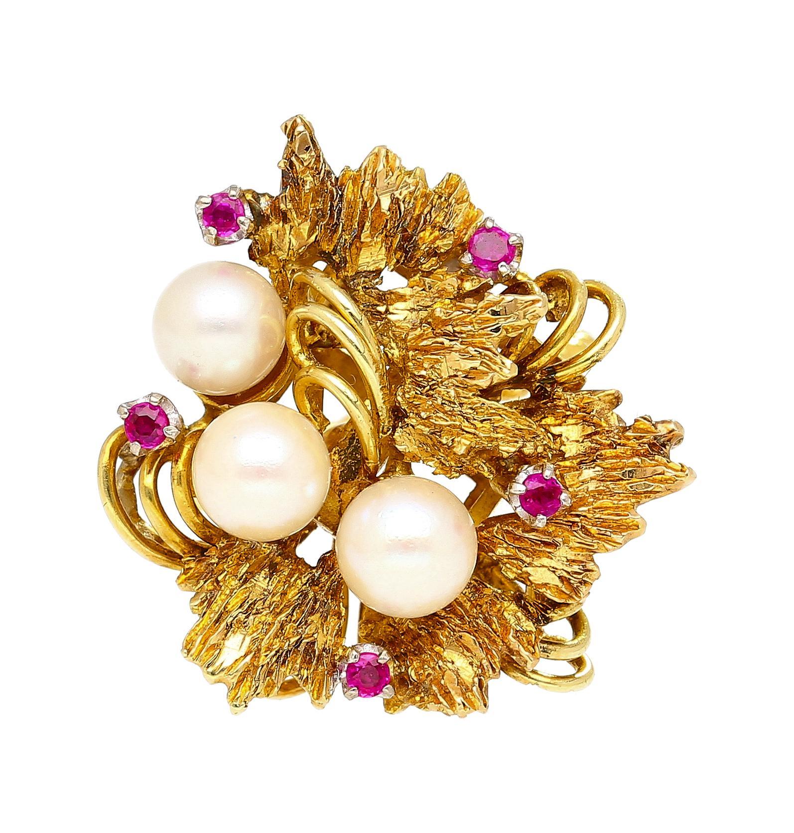 Vintage 5mm Pearl & Ruby Floral Cluster 18K Gold Twisted Shank Cocktail Ring en Excelente estado para la venta en Miami, FL