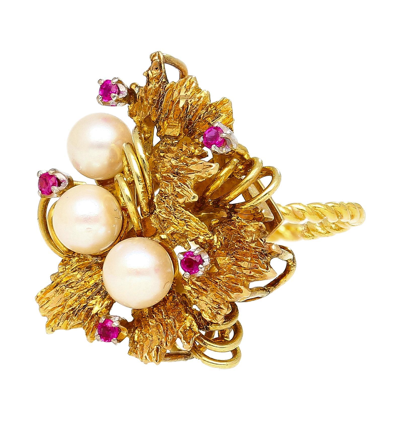 De las mujeres Vintage 5mm Pearl & Ruby Floral Cluster 18K Gold Twisted Shank Cocktail Ring en venta