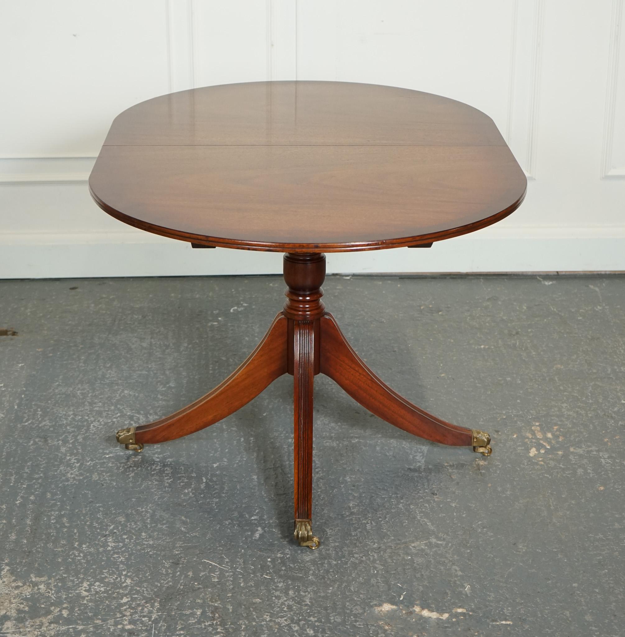 VINTAGE 6-8 SEATER EXTENDiNG DINING TABLE RAISED ON CASTORS J1 In Good Condition For Sale In Pulborough, GB